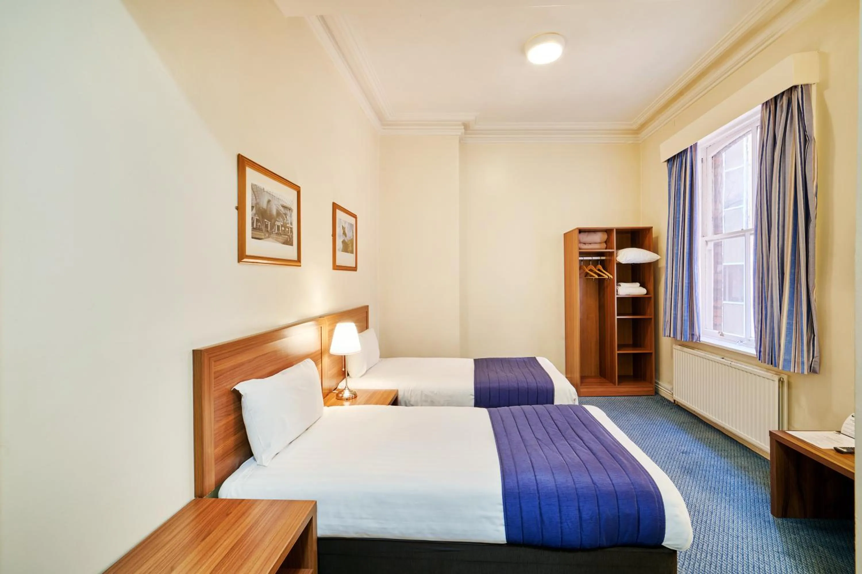 Bed in Discovery Inn - Leeds