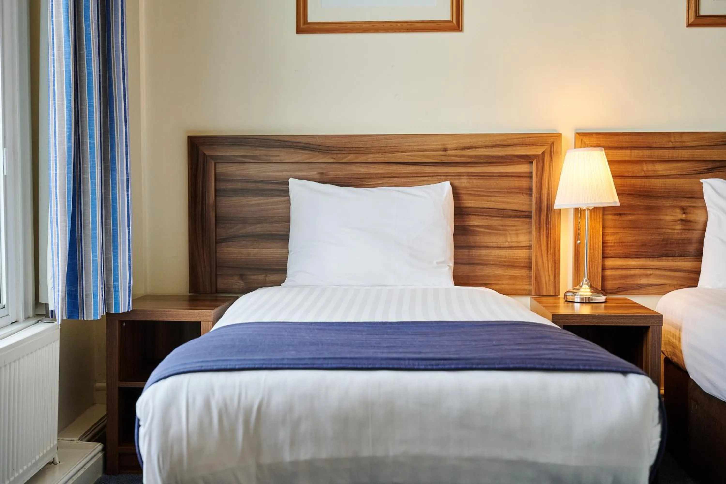 Bed in Discovery Inn - Leeds