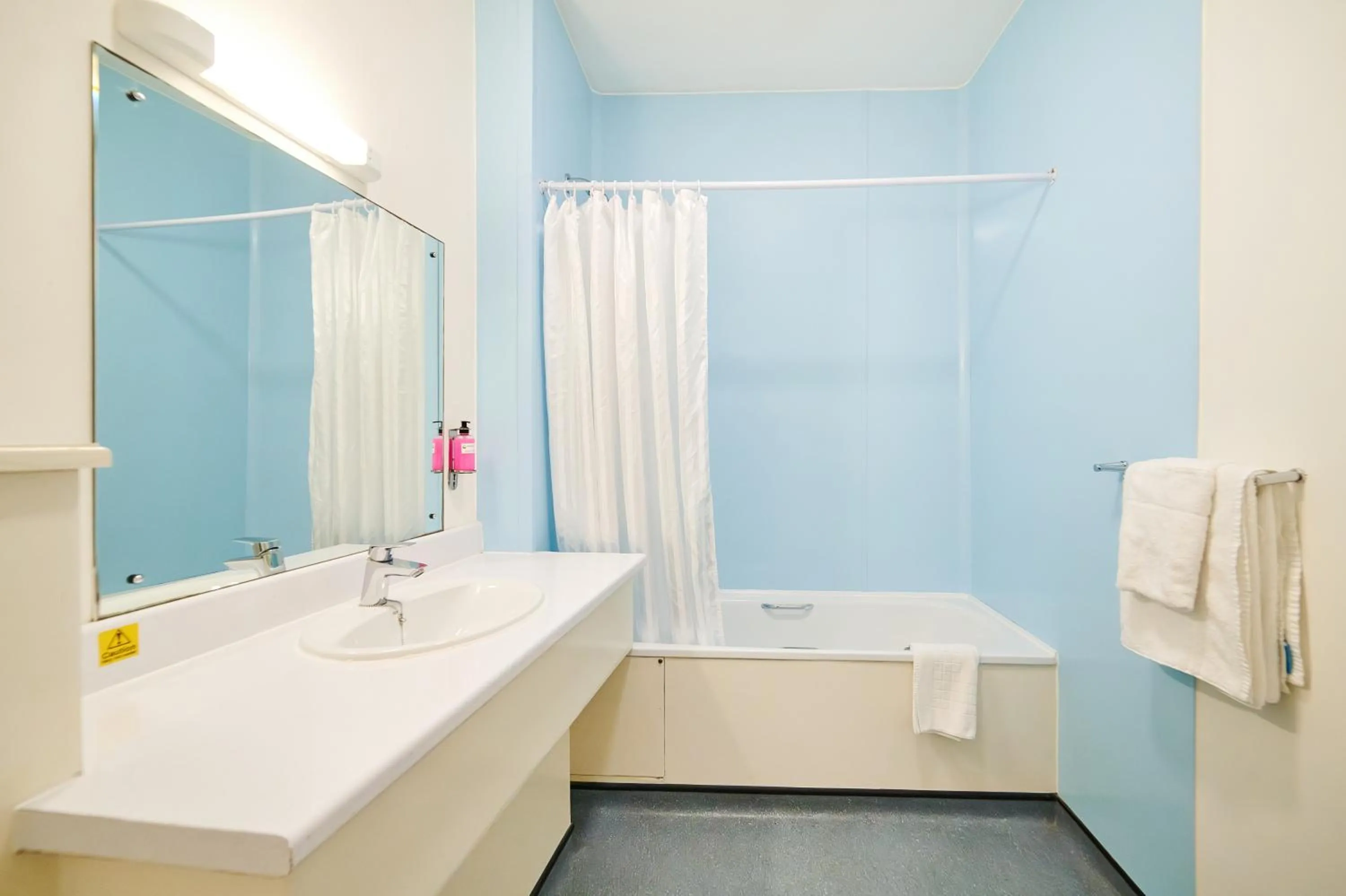 Bathroom in Discovery Inn - Leeds