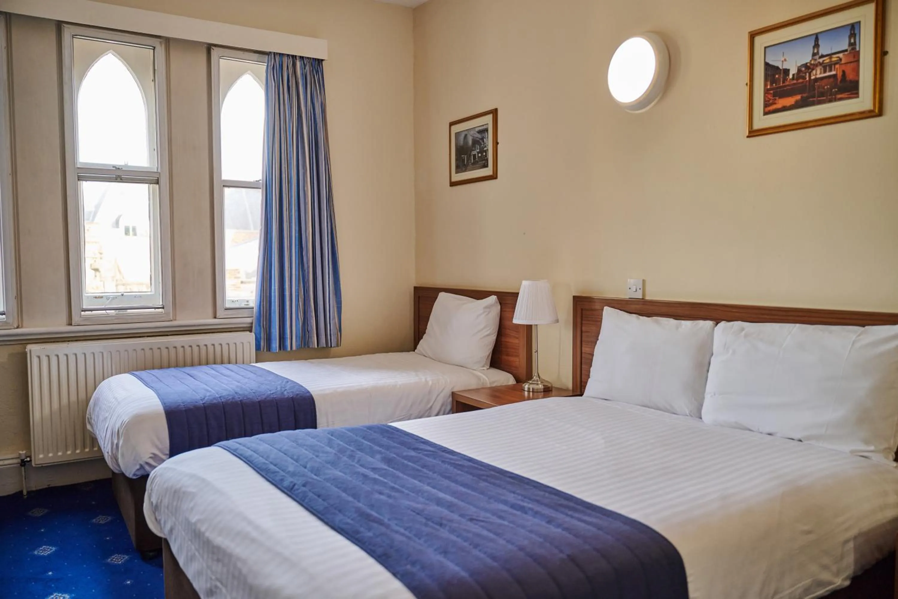 Bed in Discovery Inn - Leeds