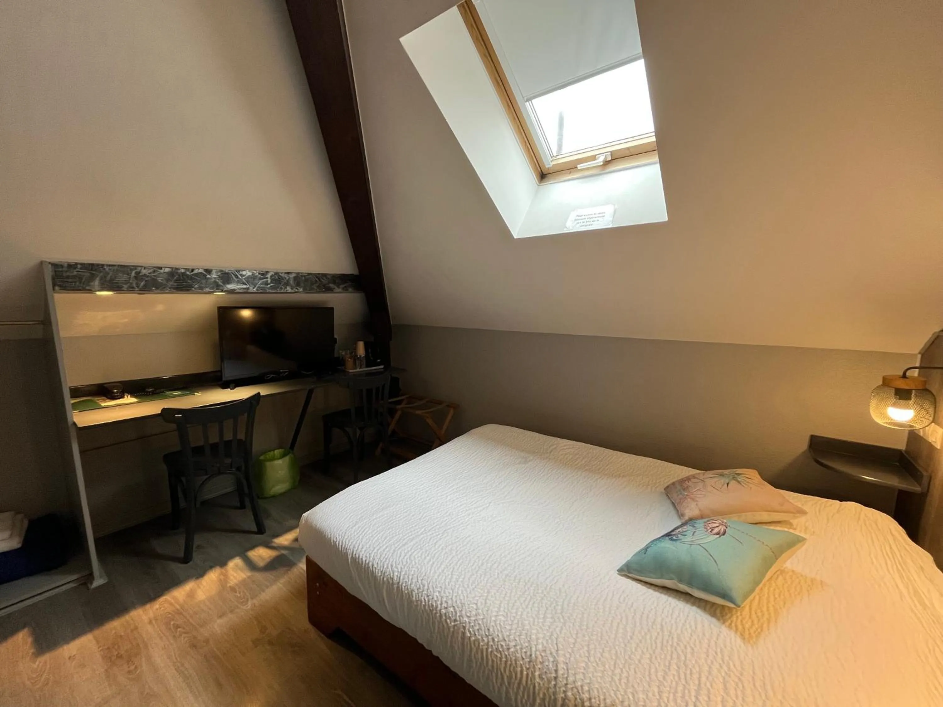 Bed in Logis Hôtel & Restaurant - Le Floride