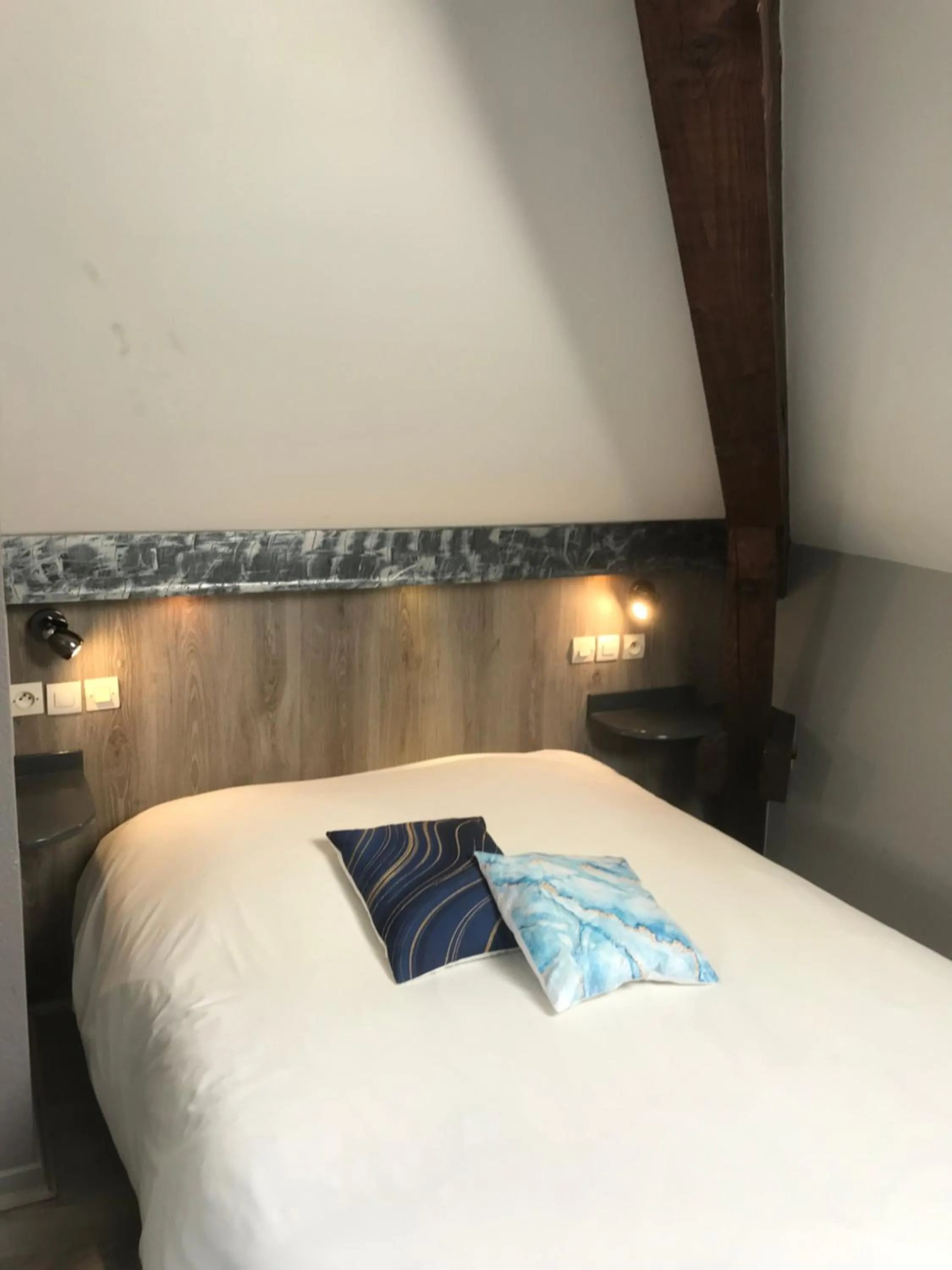 Bed in Logis Hôtel & Restaurant - Le Floride