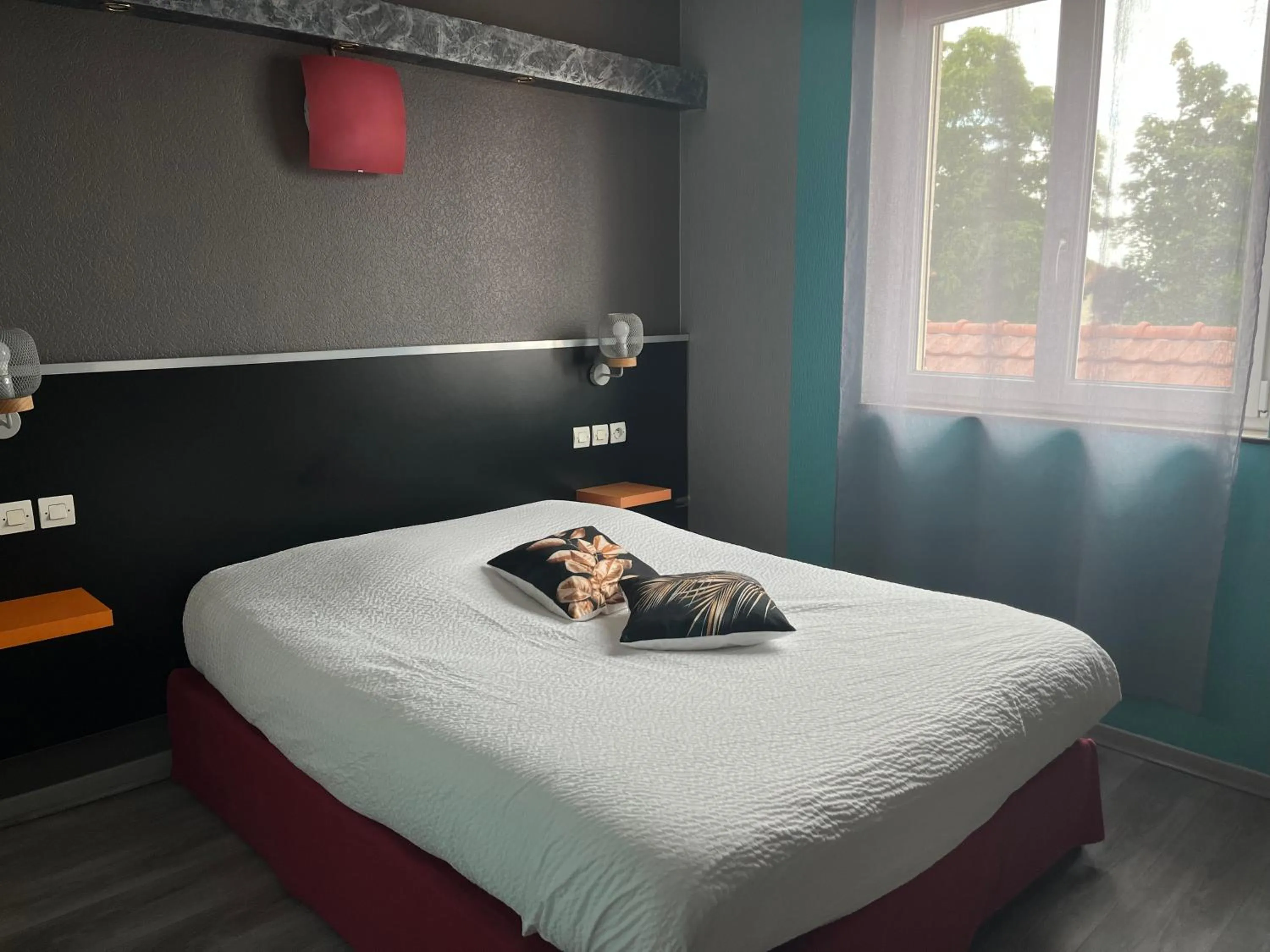 Bed in Logis Hôtel & Restaurant - Le Floride