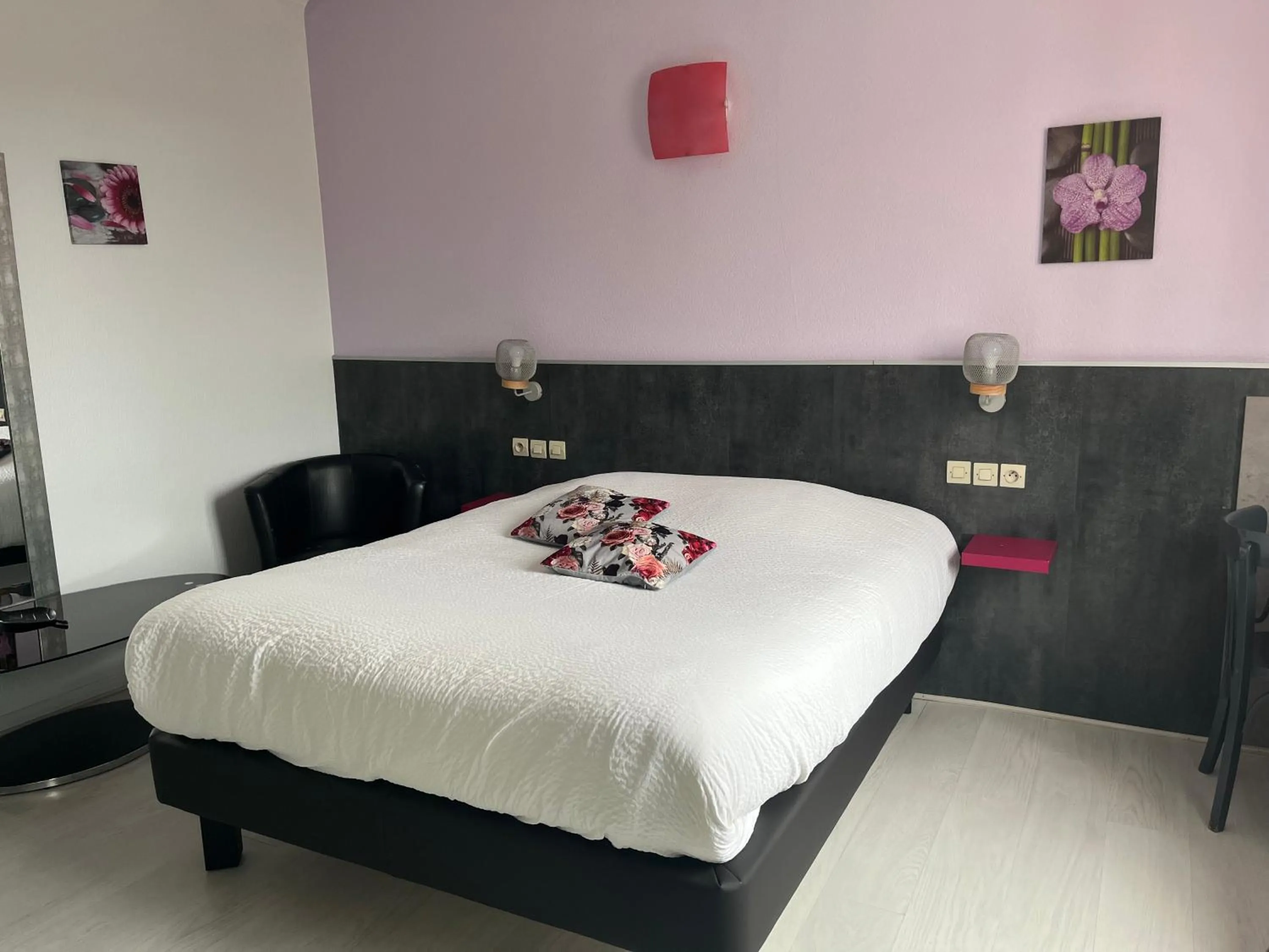 Bed in Logis Hôtel & Restaurant - Le Floride