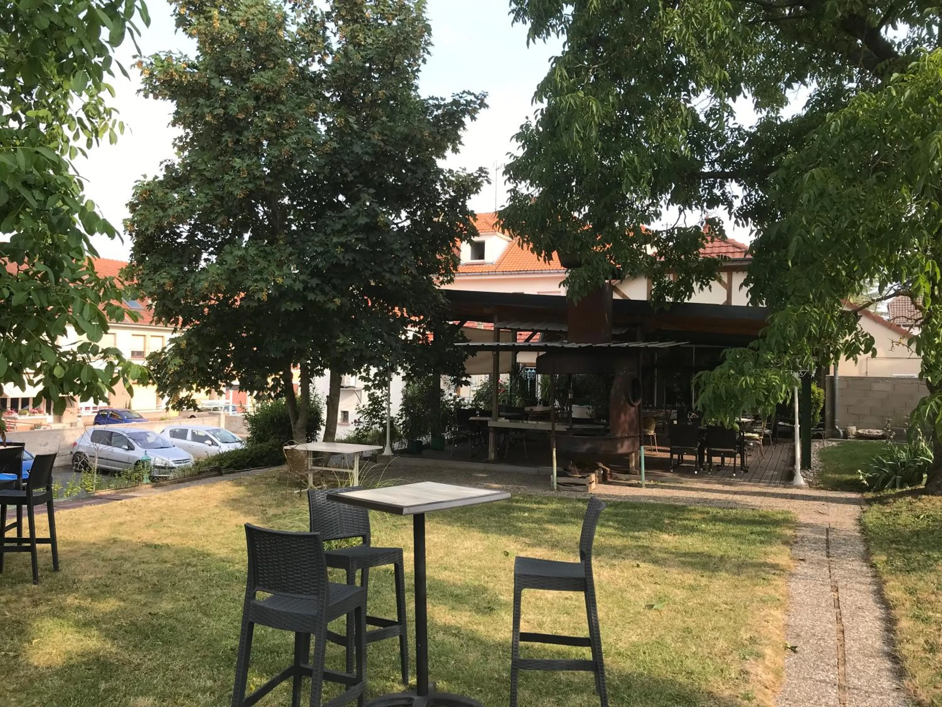 Property building in Logis Hôtel & Restaurant - Le Floride