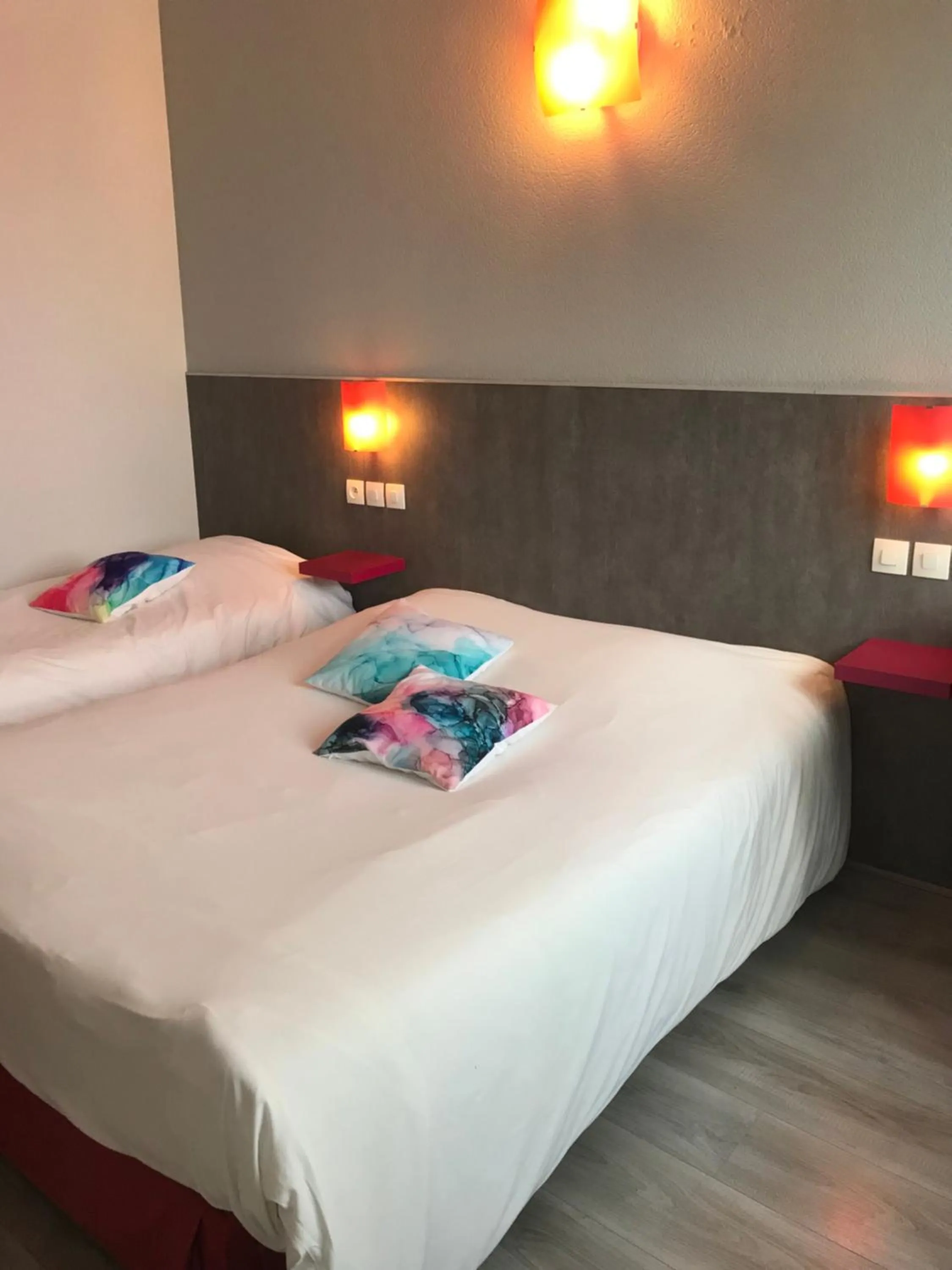 Bed in Logis Hôtel & Restaurant - Le Floride