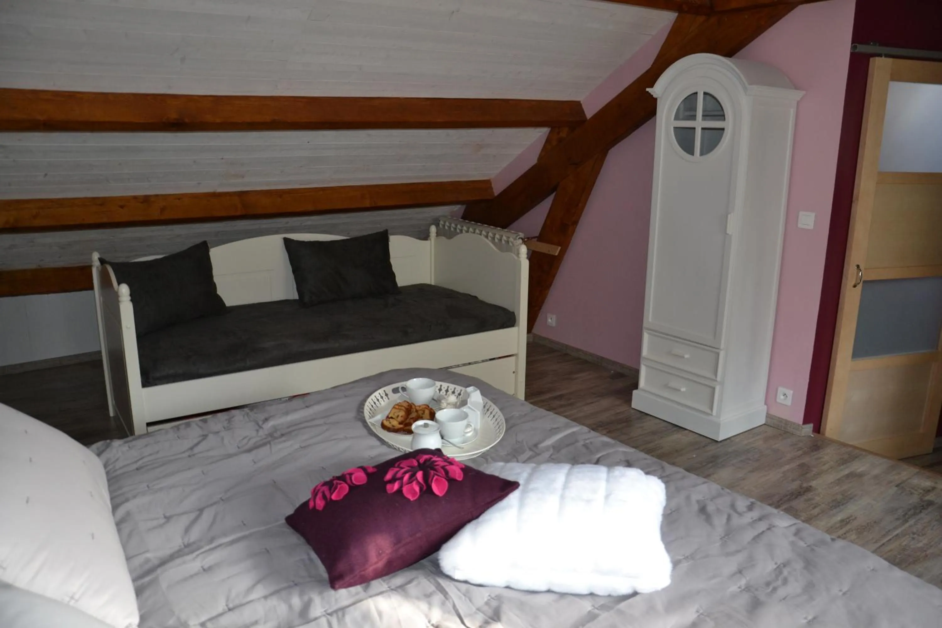 Photo of the whole room, Bed in Chambres d'hôtes Villa de Vienne-en-Arthies