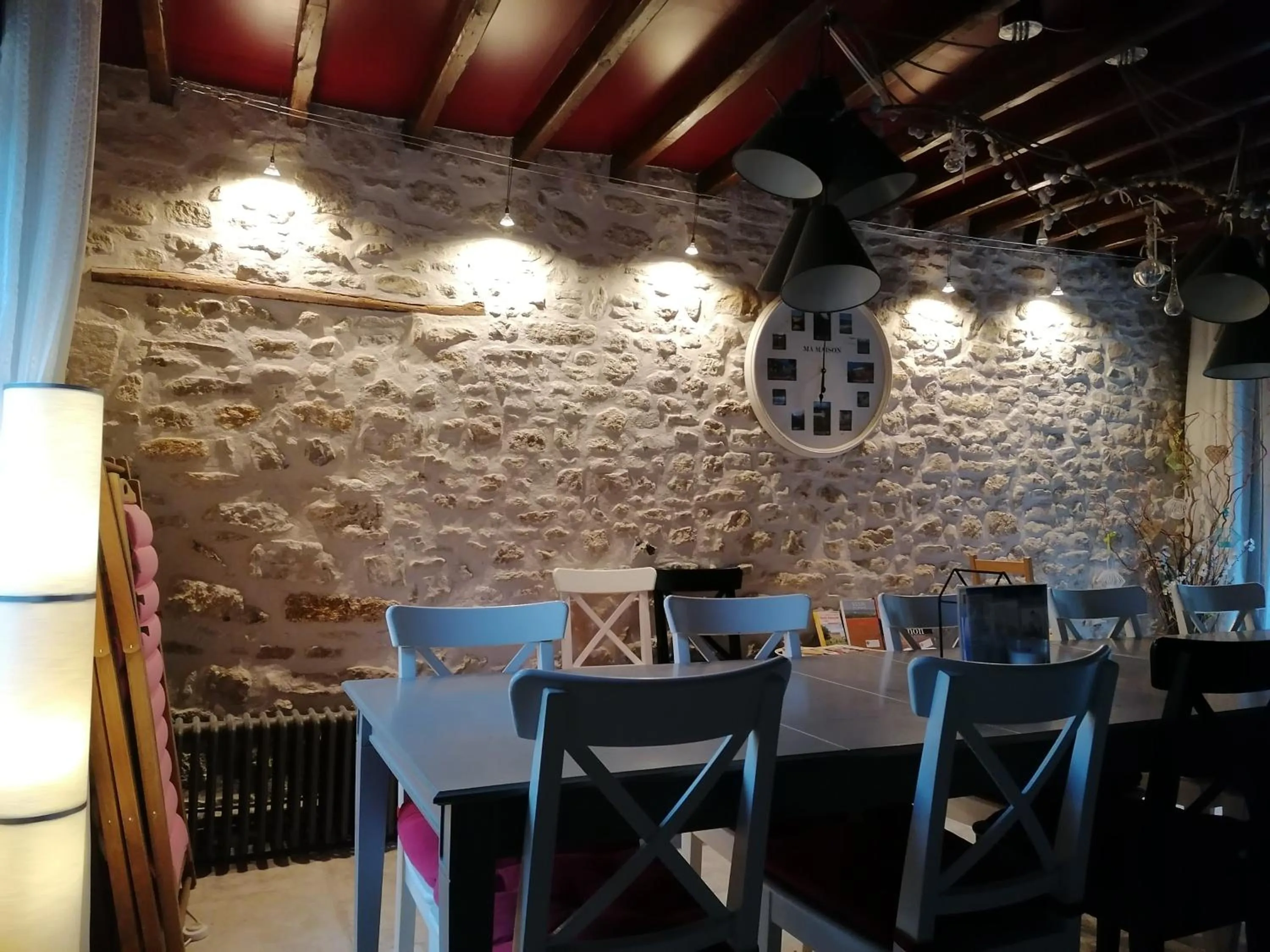 Communal kitchen in Chambres d'hôtes Villa de Vienne-en-Arthies
