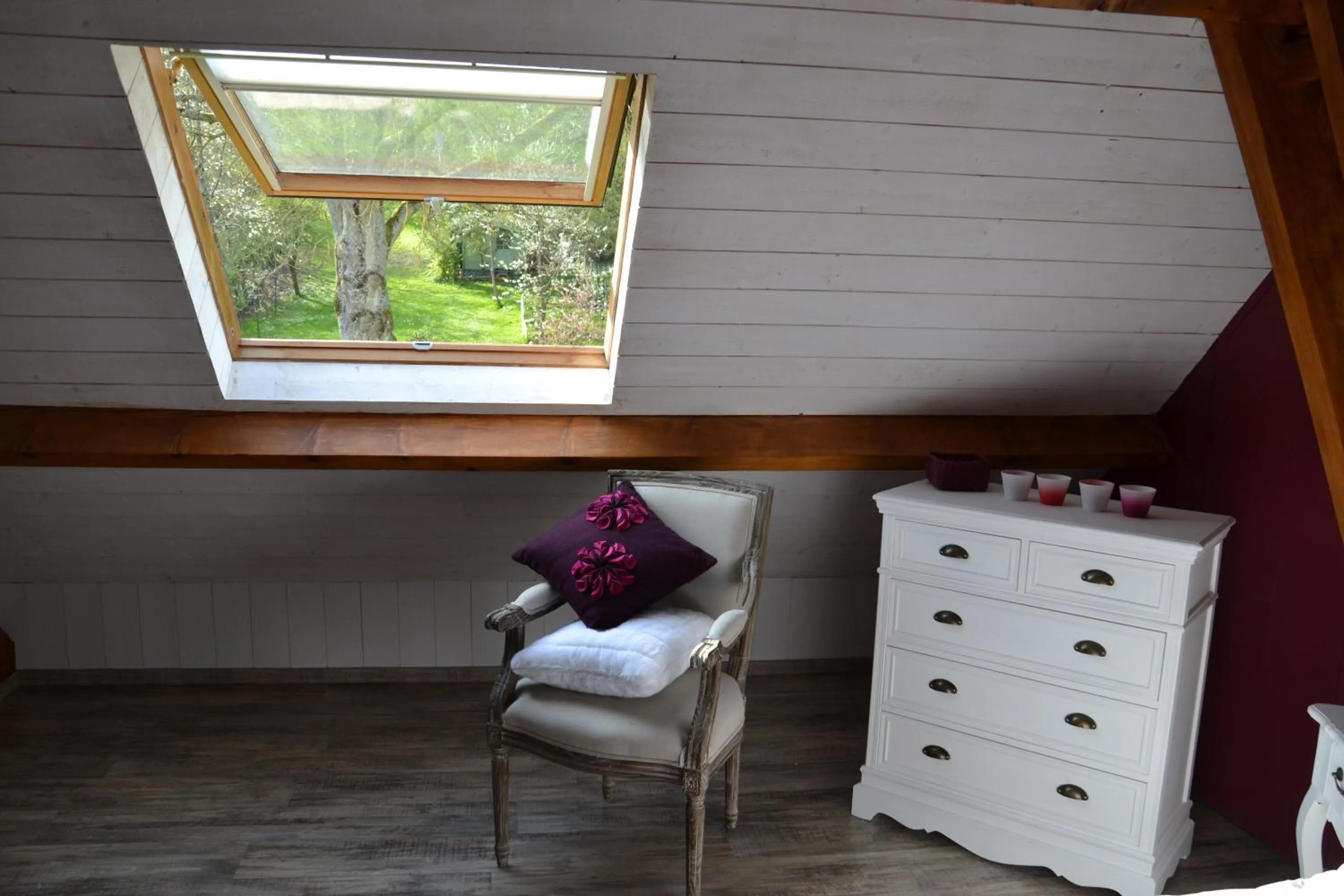 Photo of the whole room in Chambres d'hôtes Villa de Vienne-en-Arthies