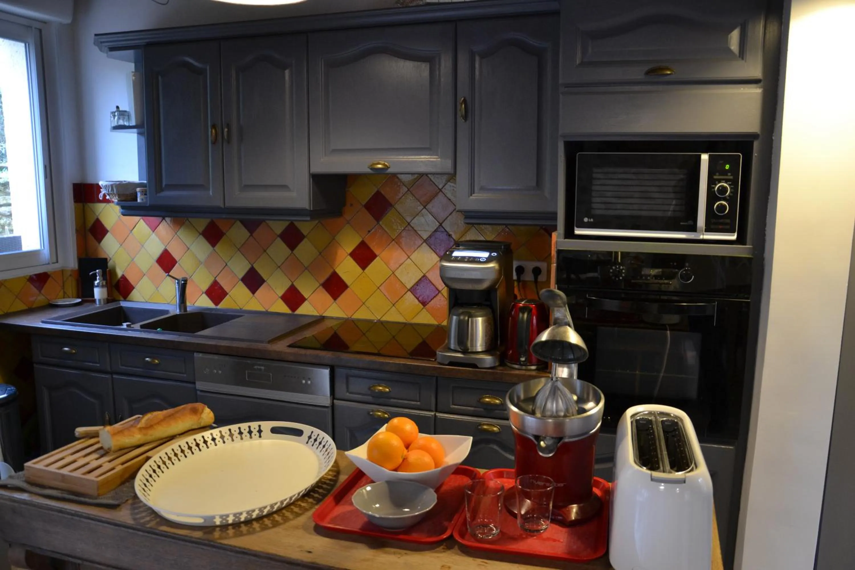 Communal kitchen in Chambres d'hôtes Villa de Vienne-en-Arthies