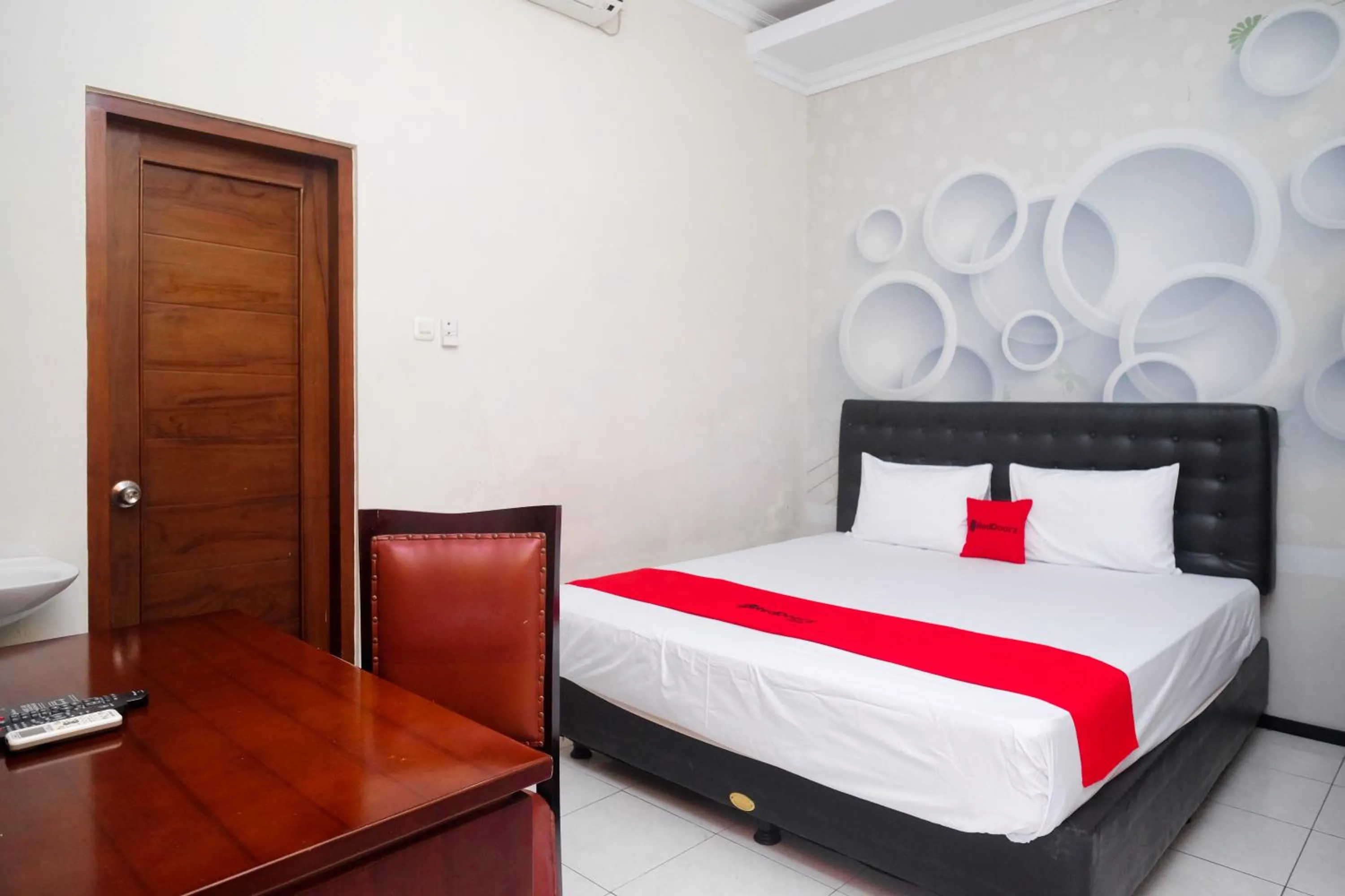 Bedroom, Bed in RedDoorz @ Griya Bougenville Magelang