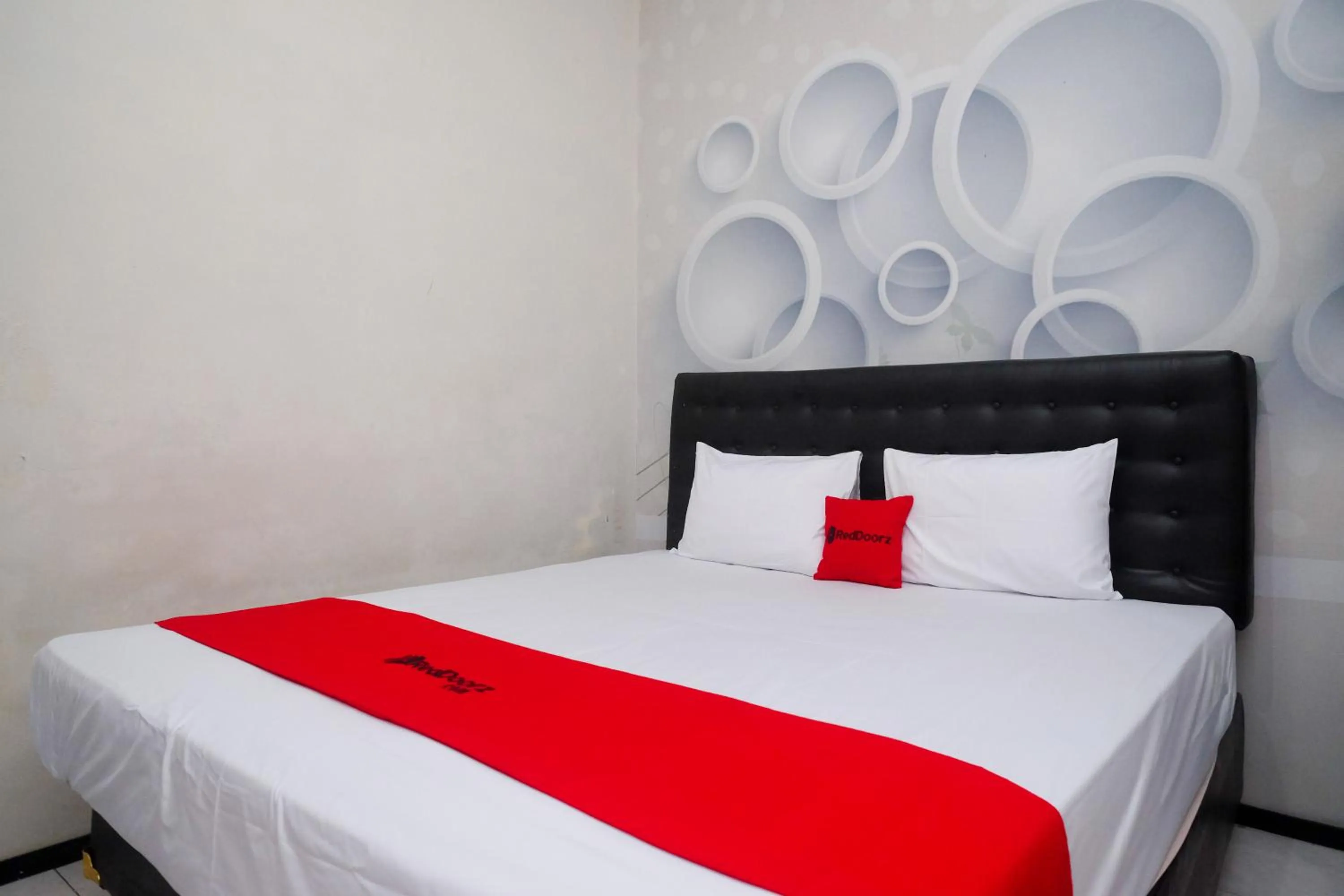 Bedroom, Bed in RedDoorz @ Griya Bougenville Magelang