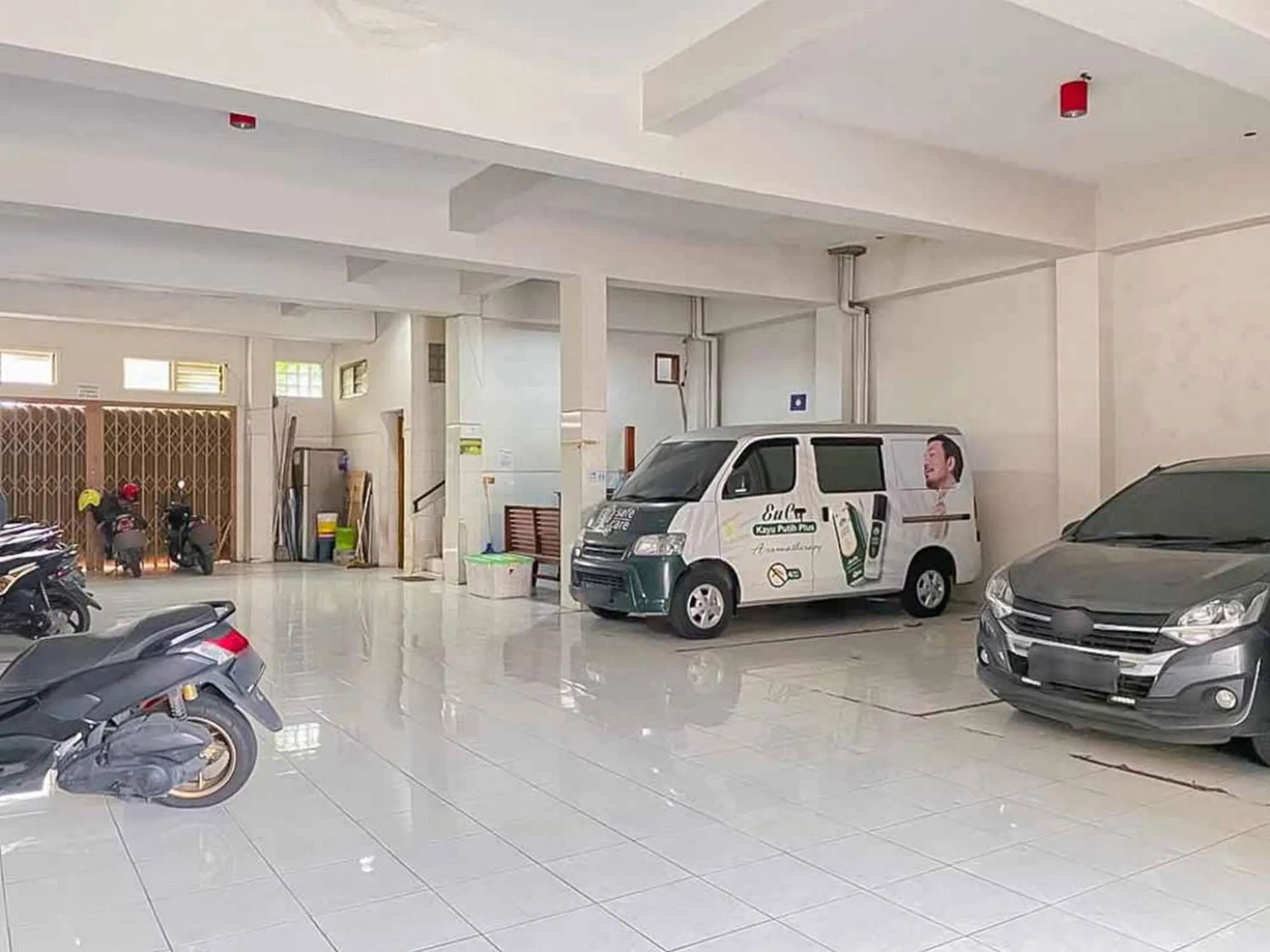 Parking in RedDoorz near Taman Flora Bratang Surabaya