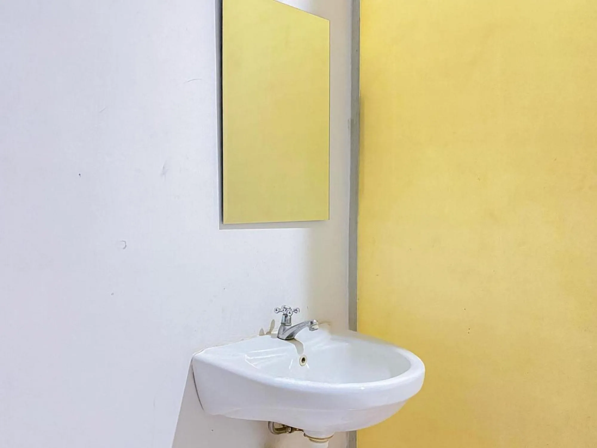 Bathroom in RedDoorz near Taman Flora Bratang Surabaya