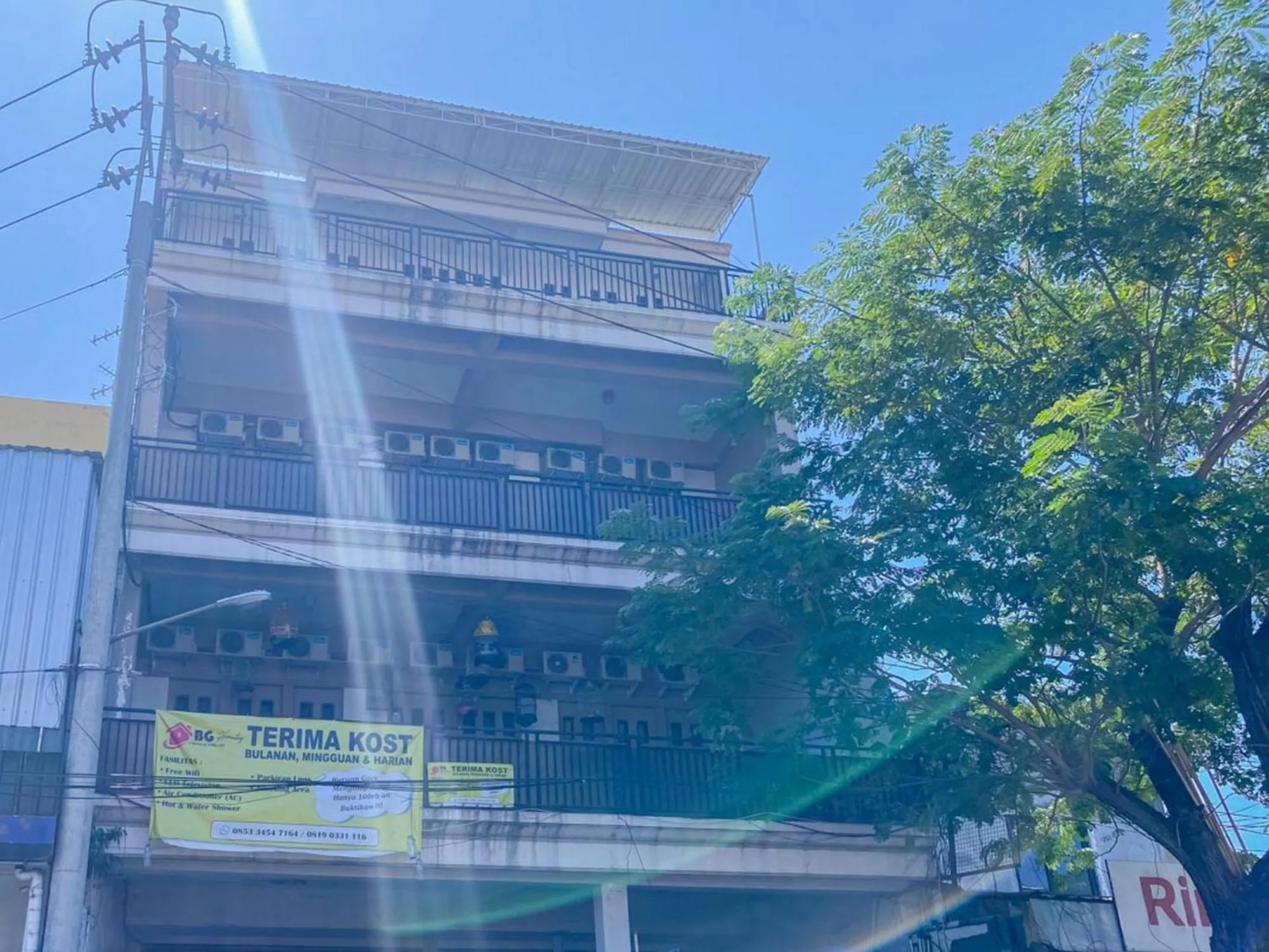 Property building in RedDoorz near Taman Flora Bratang Surabaya