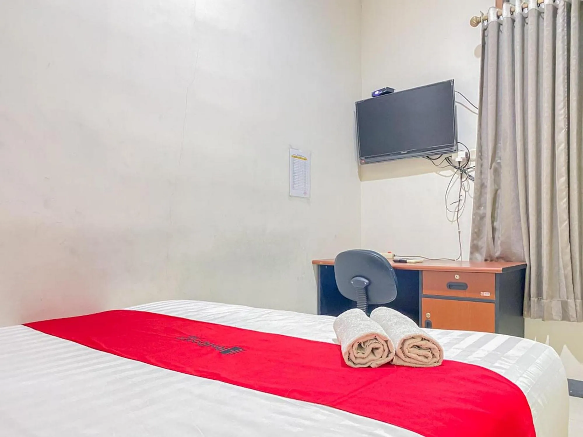 Bed in RedDoorz near Taman Flora Bratang Surabaya