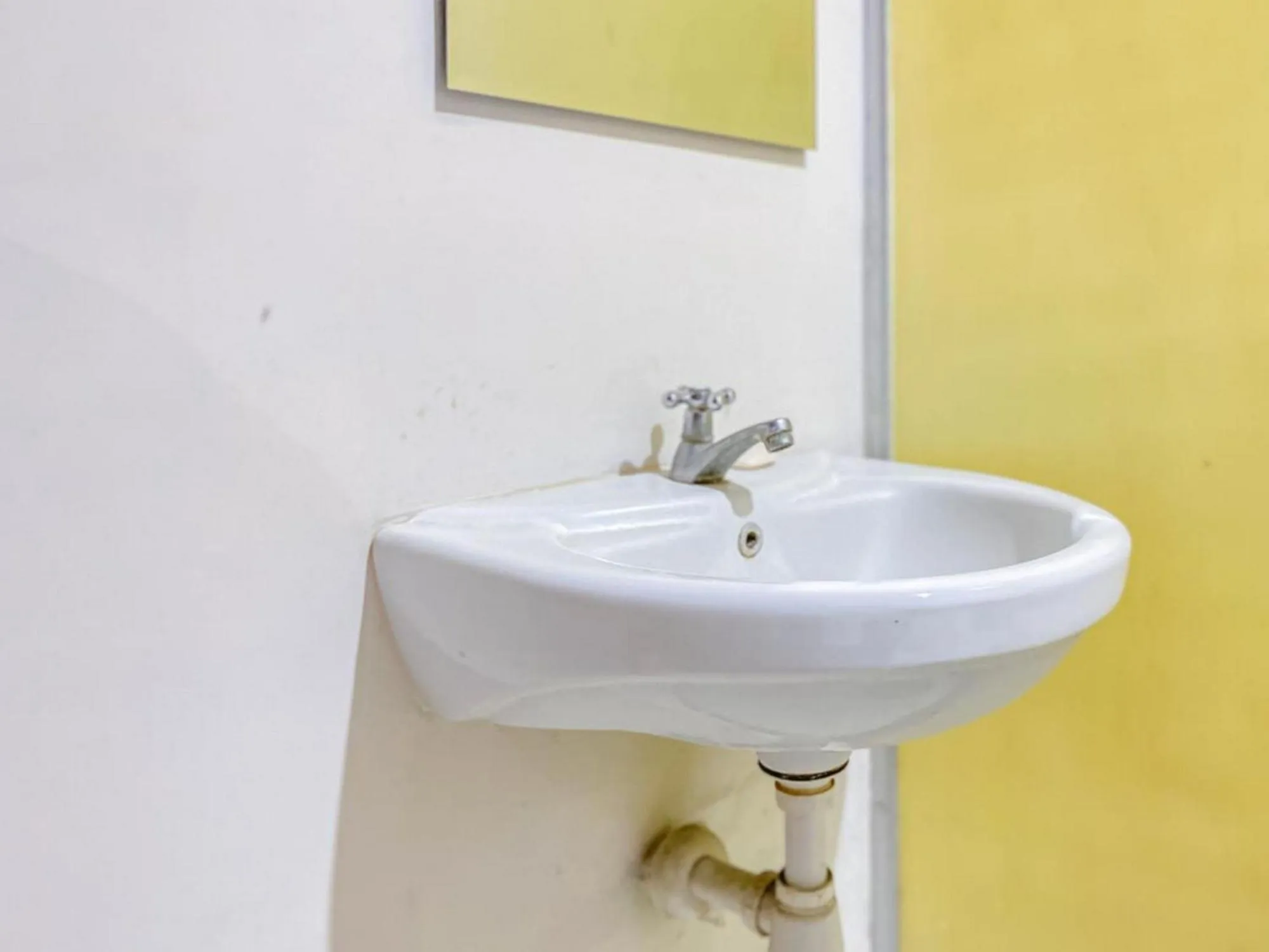 Bathroom in RedDoorz near Taman Flora Bratang Surabaya