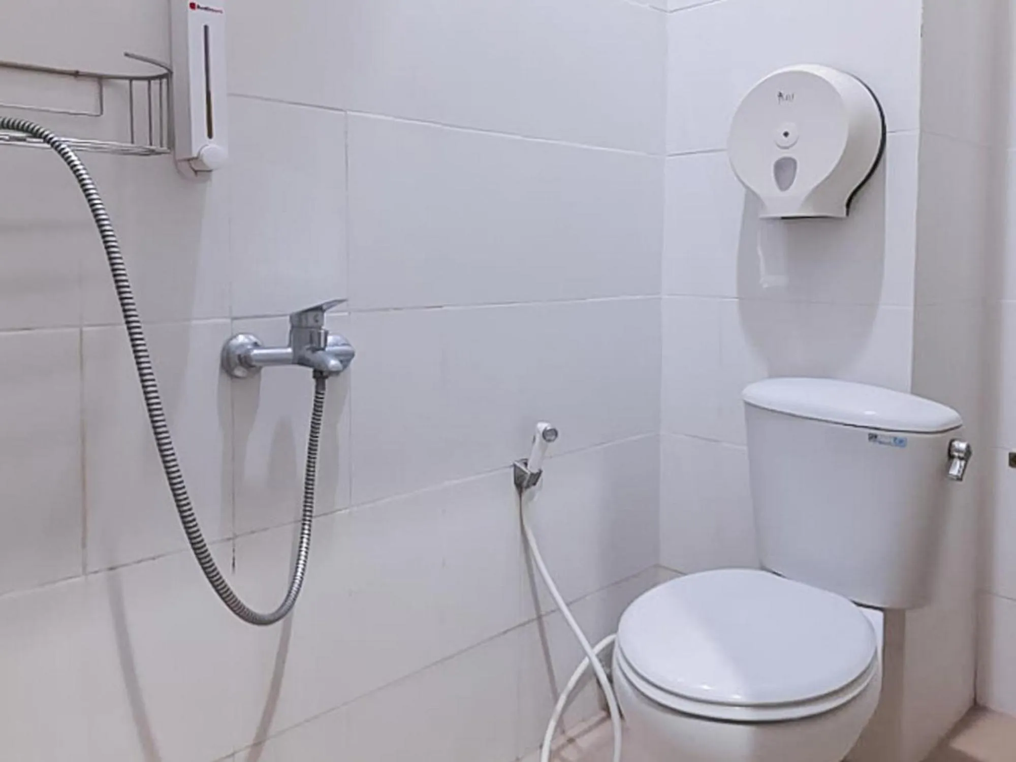 Shower in RedDoorz near Taman Flora Bratang Surabaya