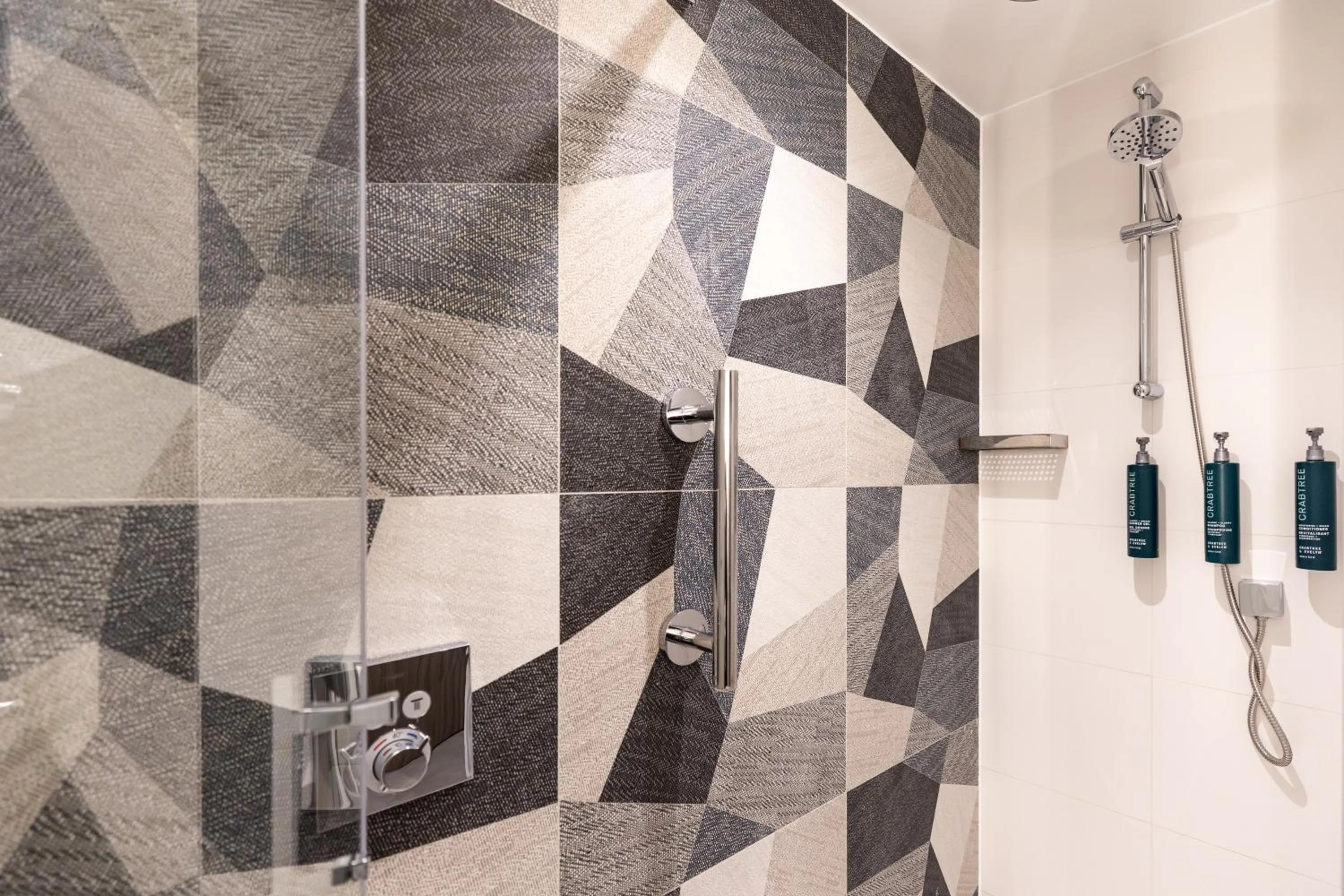Shower in DoubleTree by Hilton London – West End