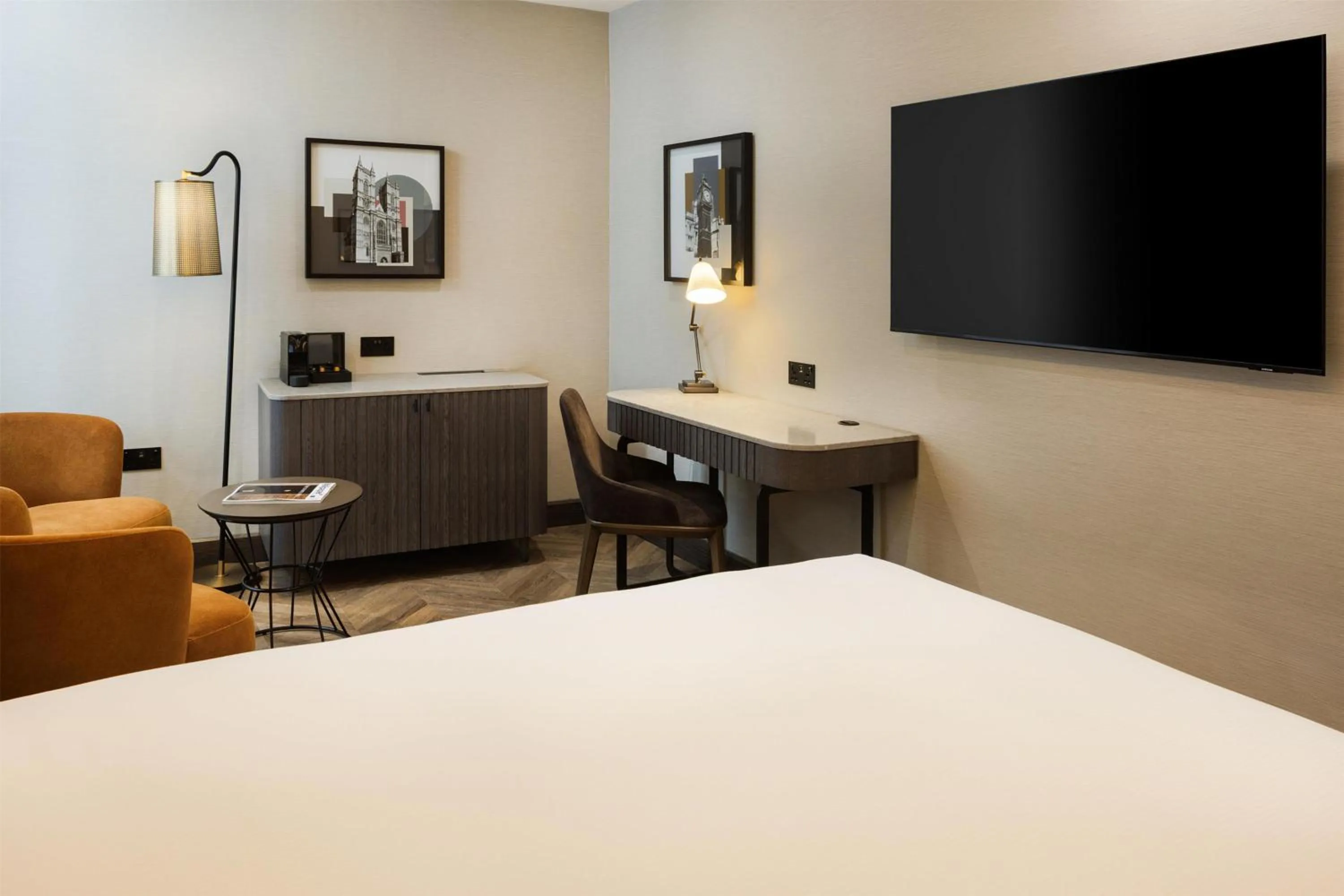 Bedroom, Bed in DoubleTree by Hilton London – West End