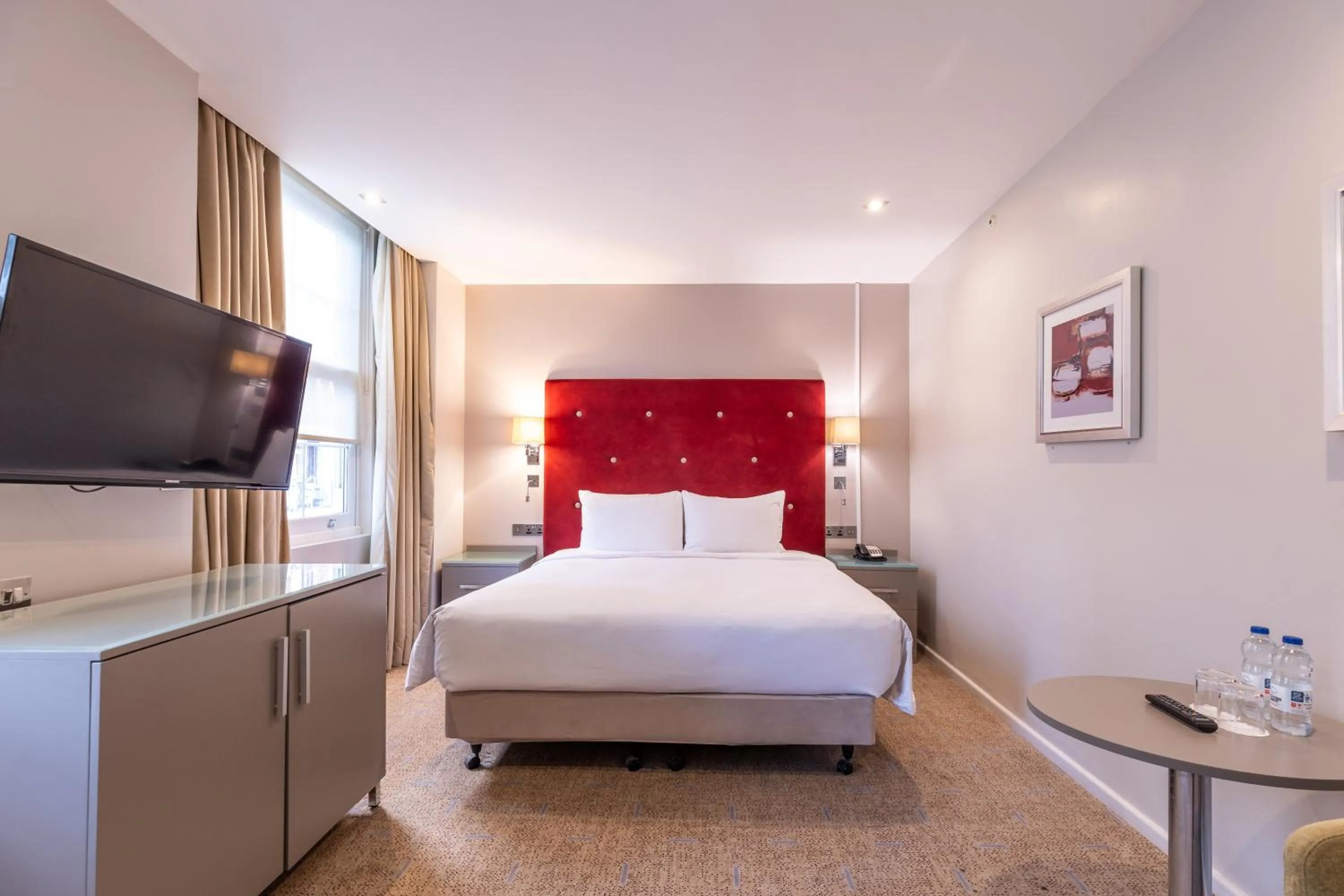 Bed in DoubleTree by Hilton London – West End