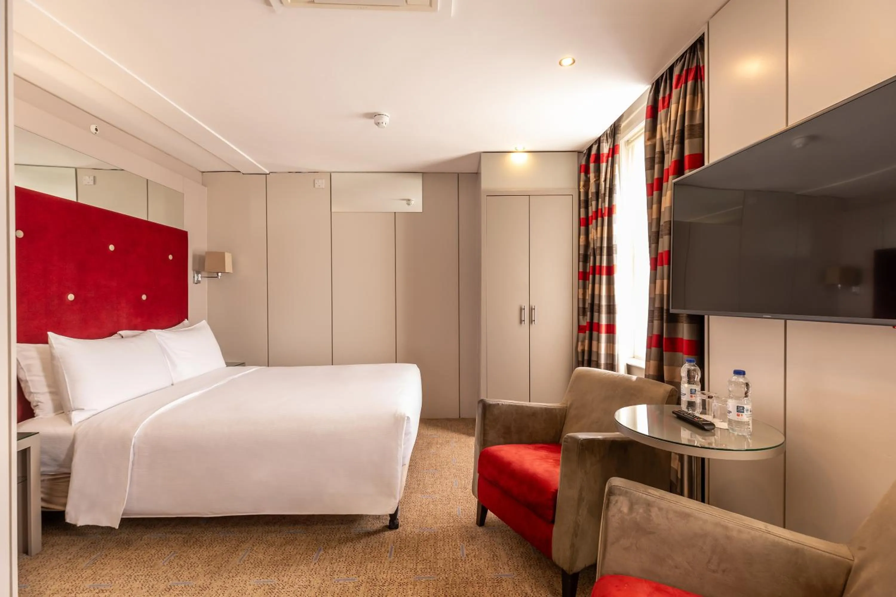 Bedroom, Bed in DoubleTree by Hilton London – West End