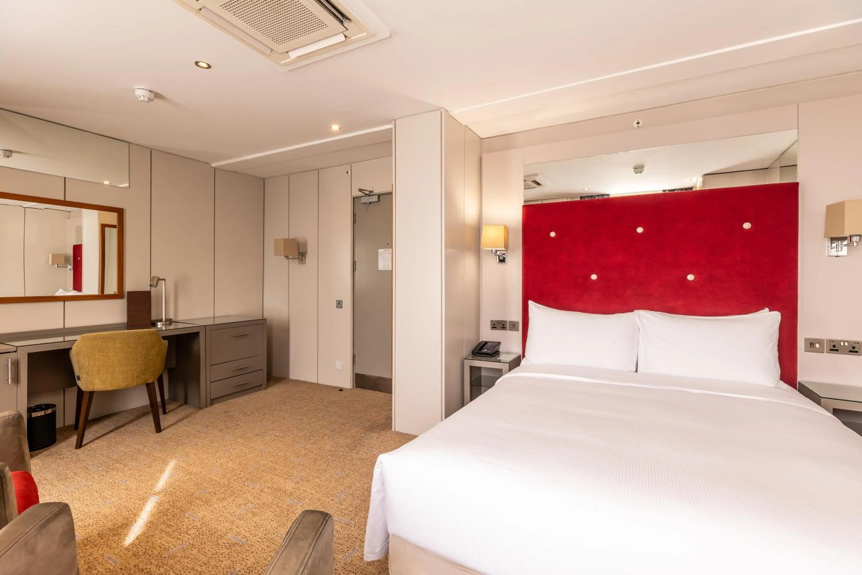 Bedroom, Bed in DoubleTree by Hilton London – West End
