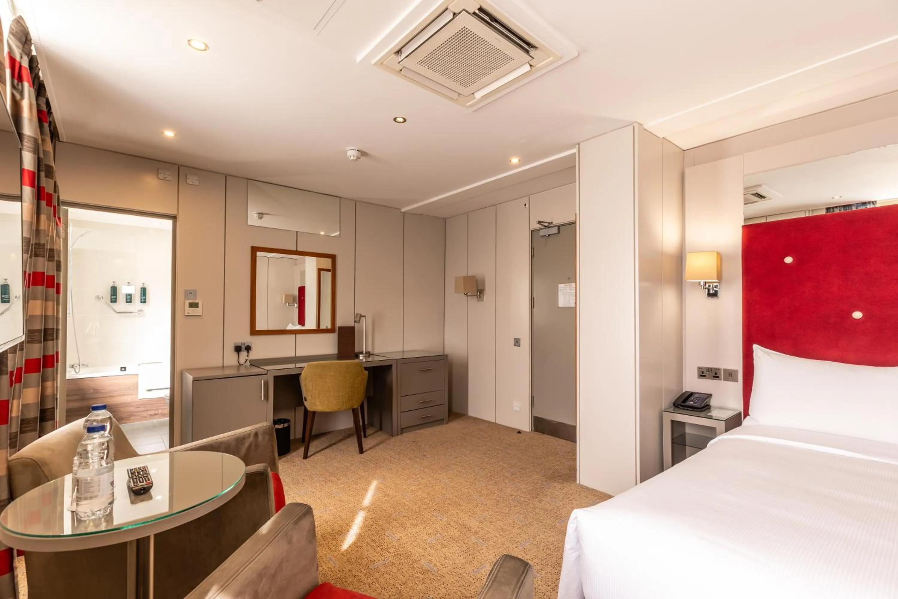 Bedroom, Bed in DoubleTree by Hilton London – West End