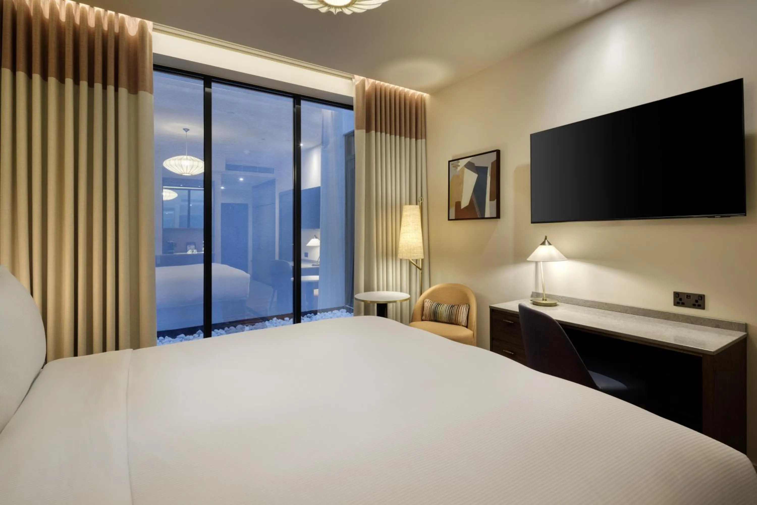 Bed in DoubleTree by Hilton London – West End