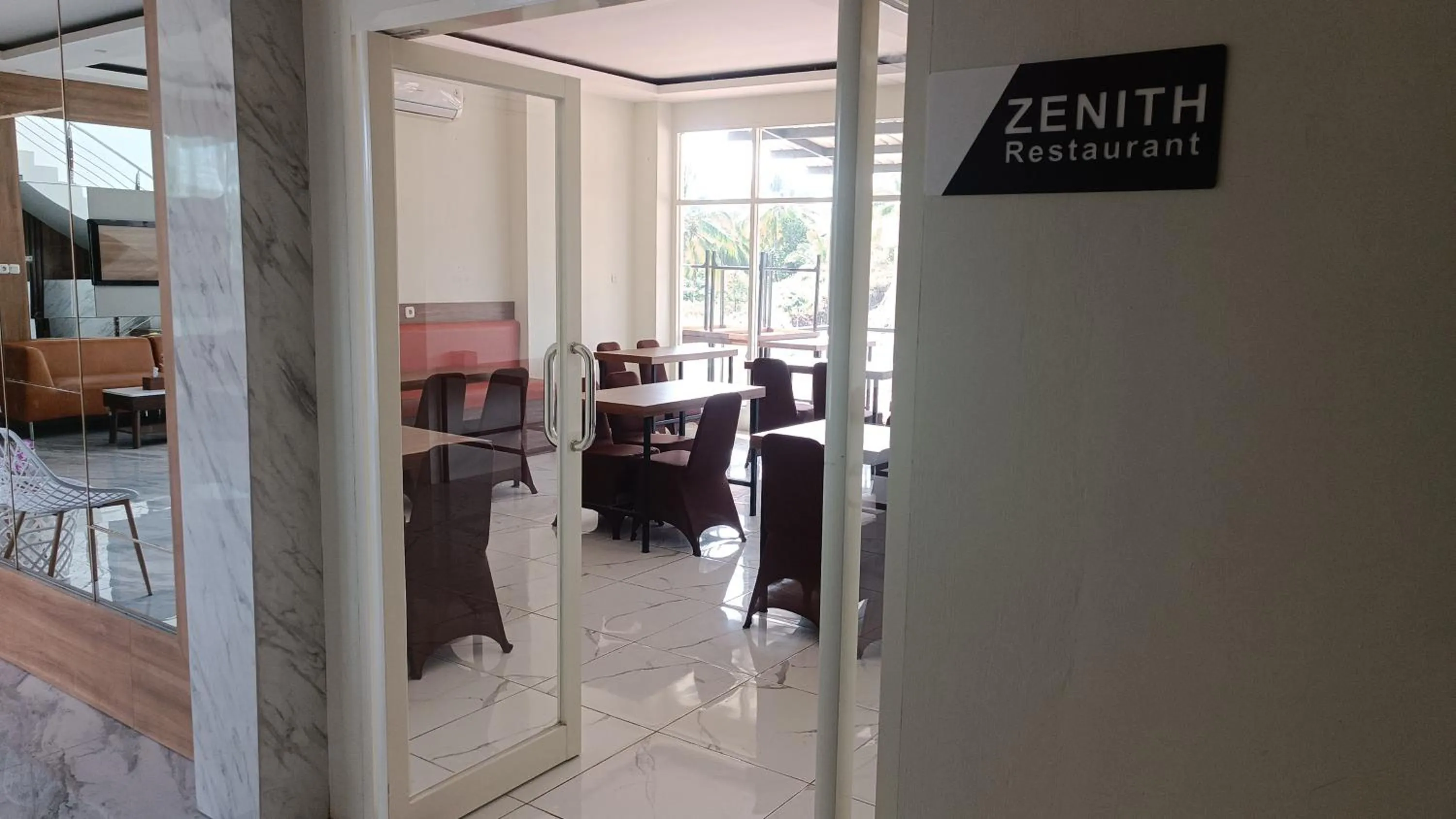 Restaurant/places to eat in Hotel Apex Dobo