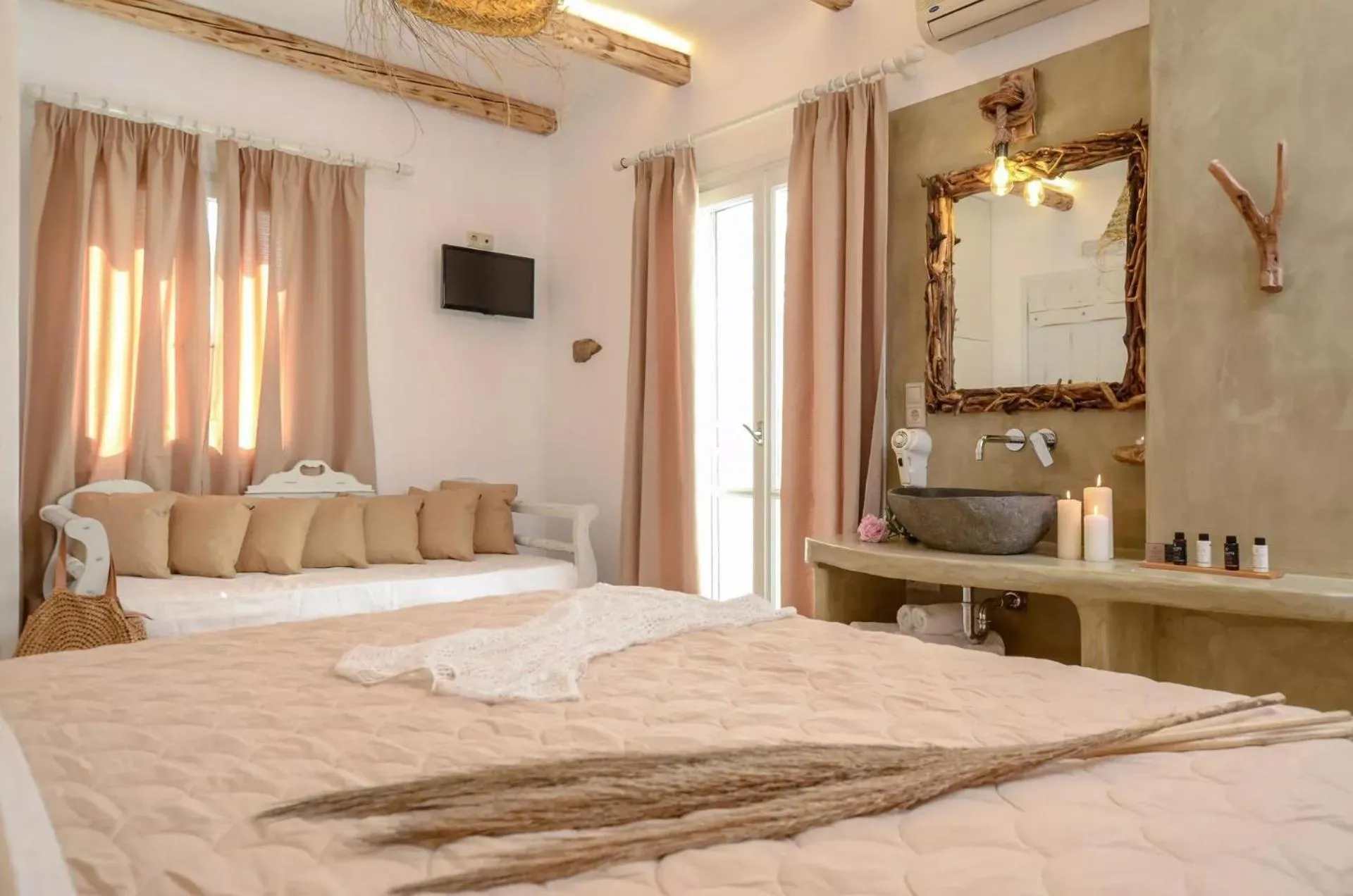 Grand Apartment with Garden & Sea View in Glaronissi Beach