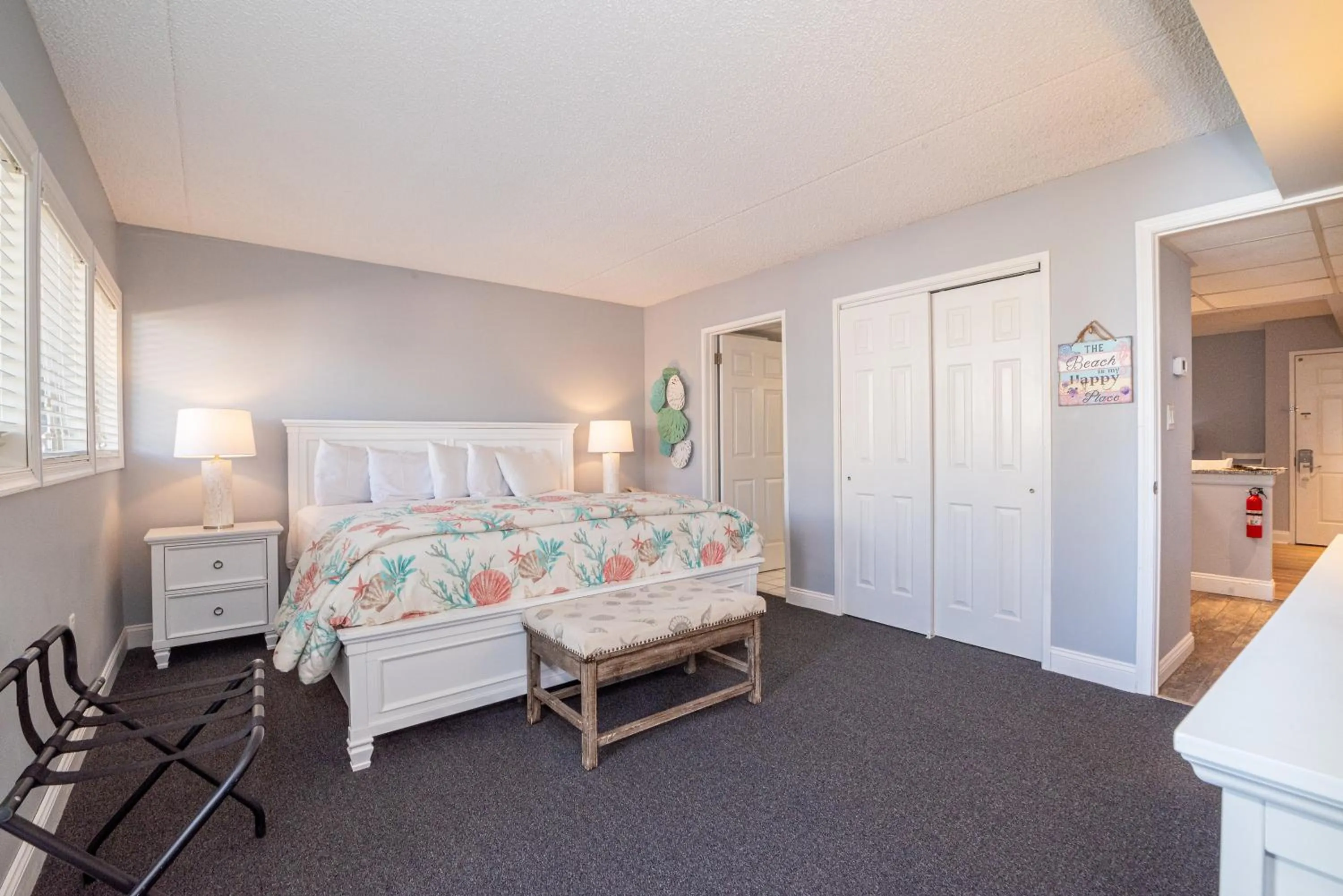 Bedroom, Bed in Biscayne Suites
