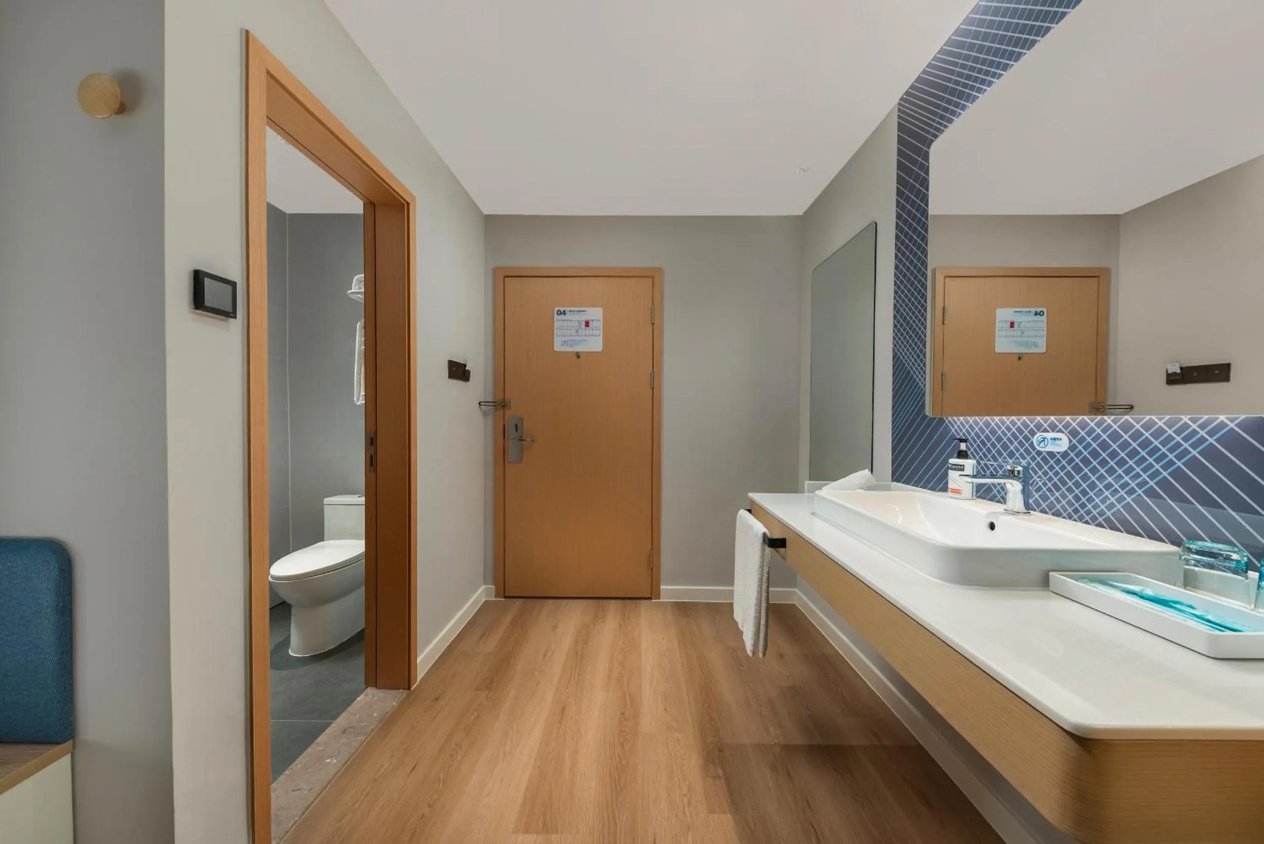 Toilet in Holiday Inn Express Wawu Mountain, an IHG Hotel