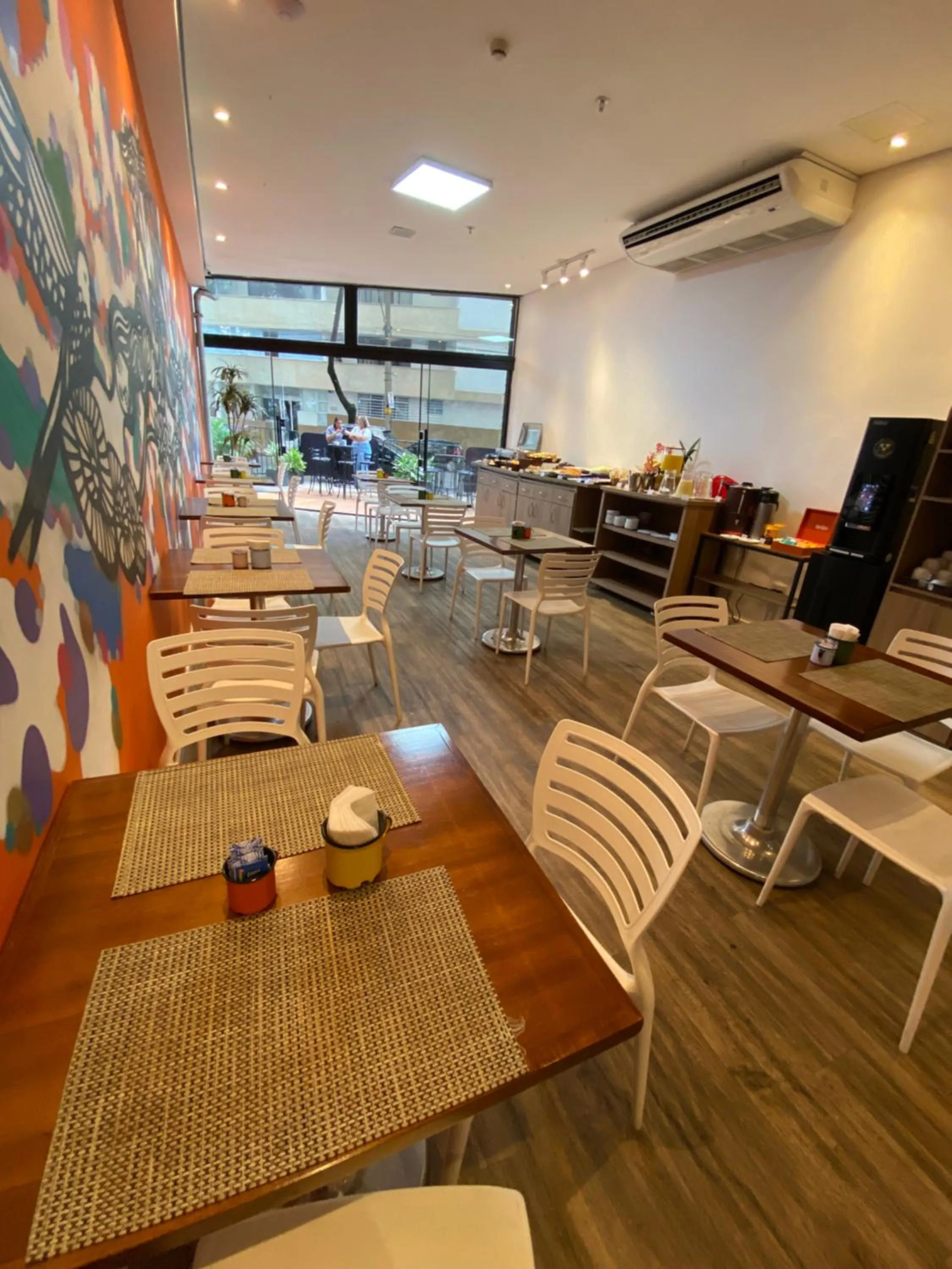 Restaurant/places to eat in Royal Design Savassi Hotel