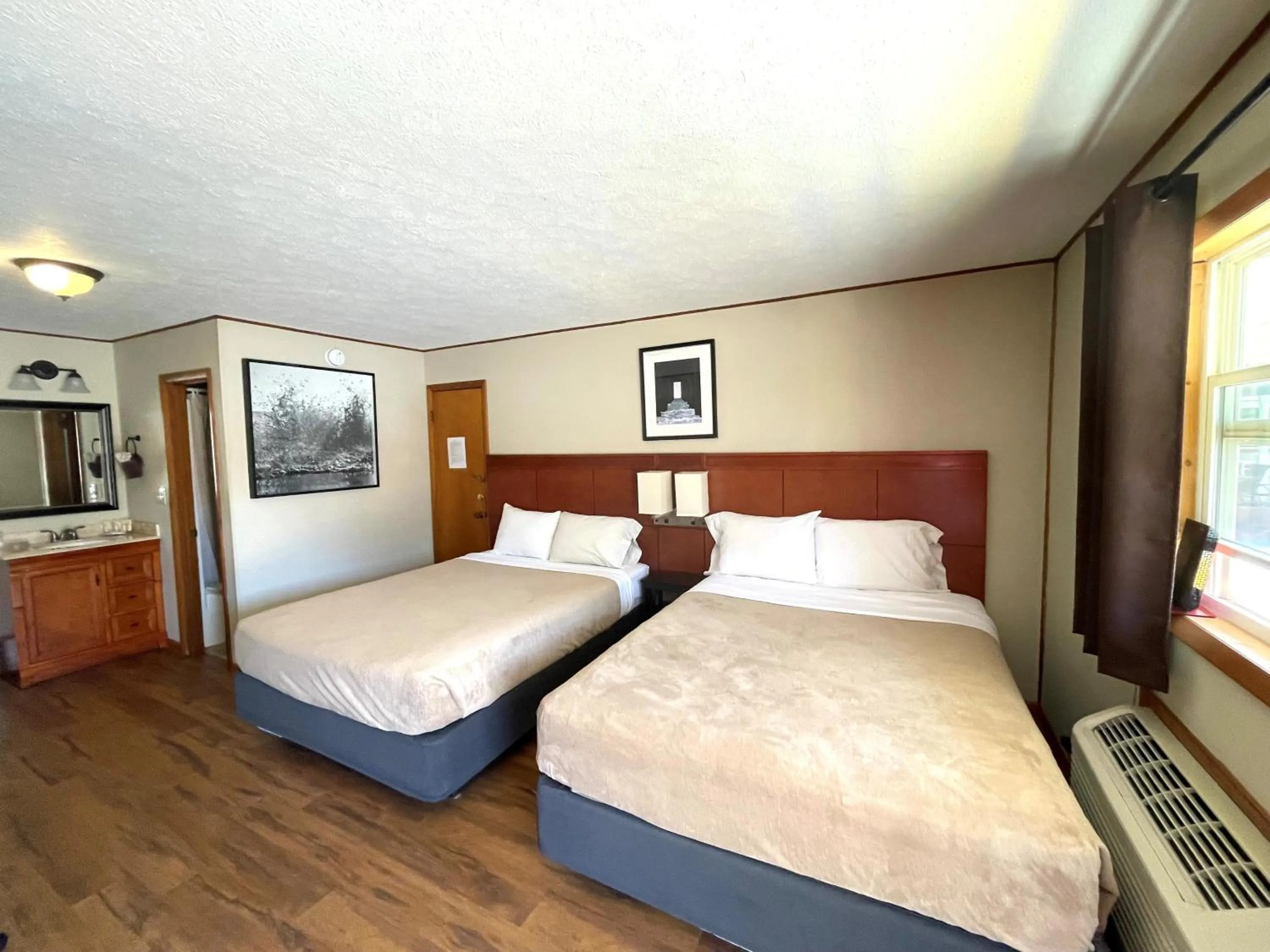 Bed in Hunter's Friend Resort near Silver Dollar City