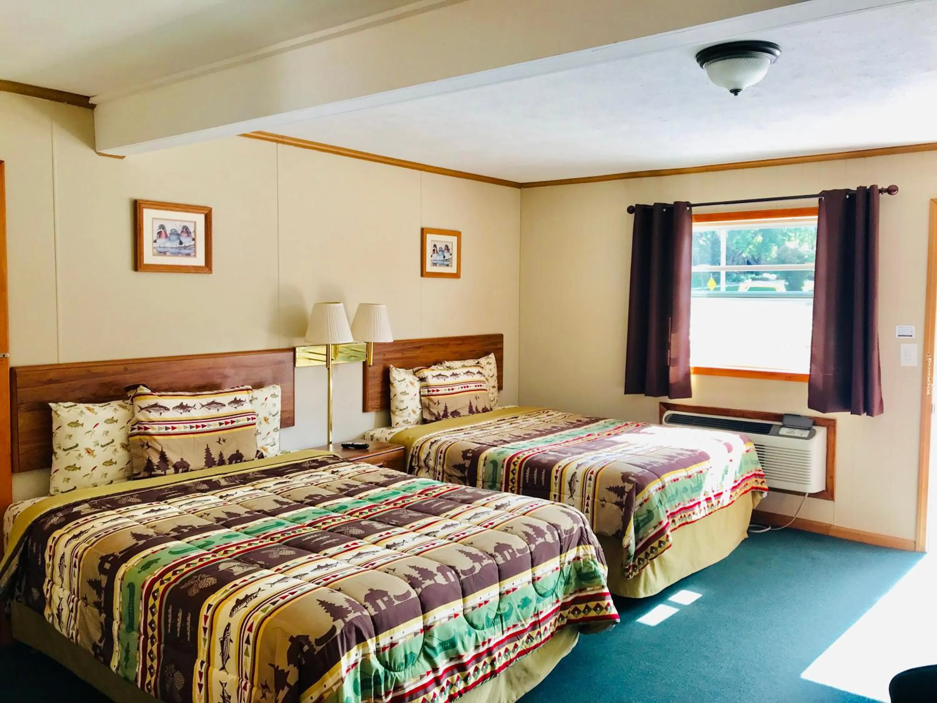 Bed in Hunter's Friend Resort near Silver Dollar City