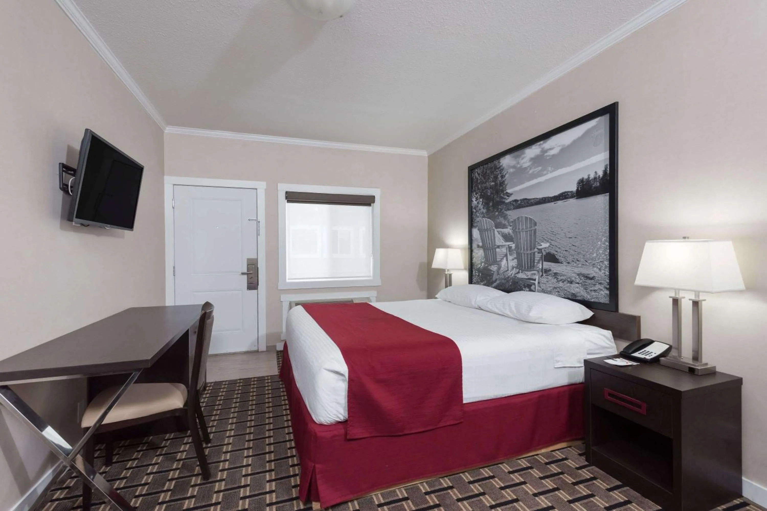 Photo of the whole room, Bed in Super 8 by Wyndham Watrous