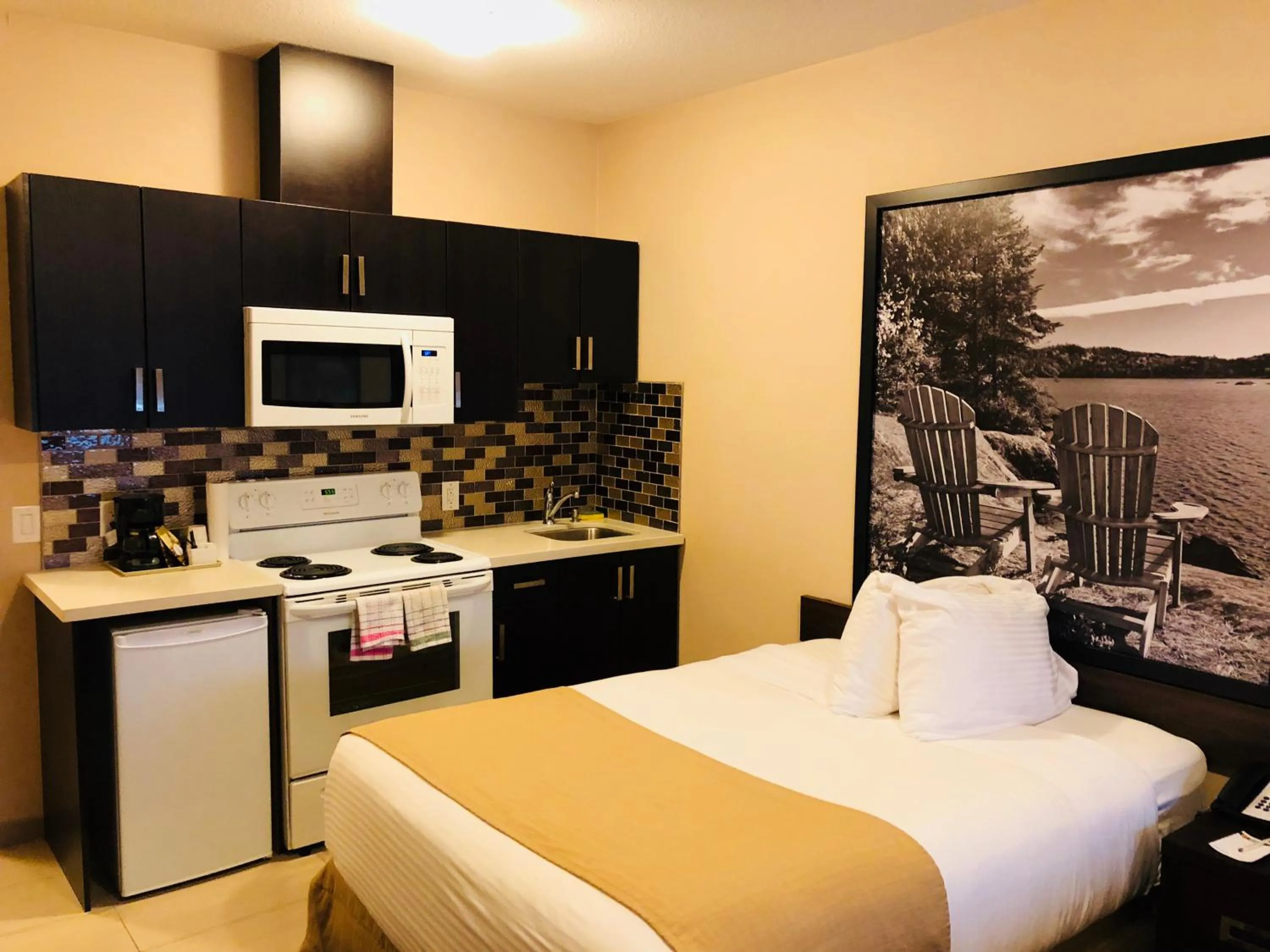 Kitchen or kitchenette, Bed in Super 8 by Wyndham Watrous