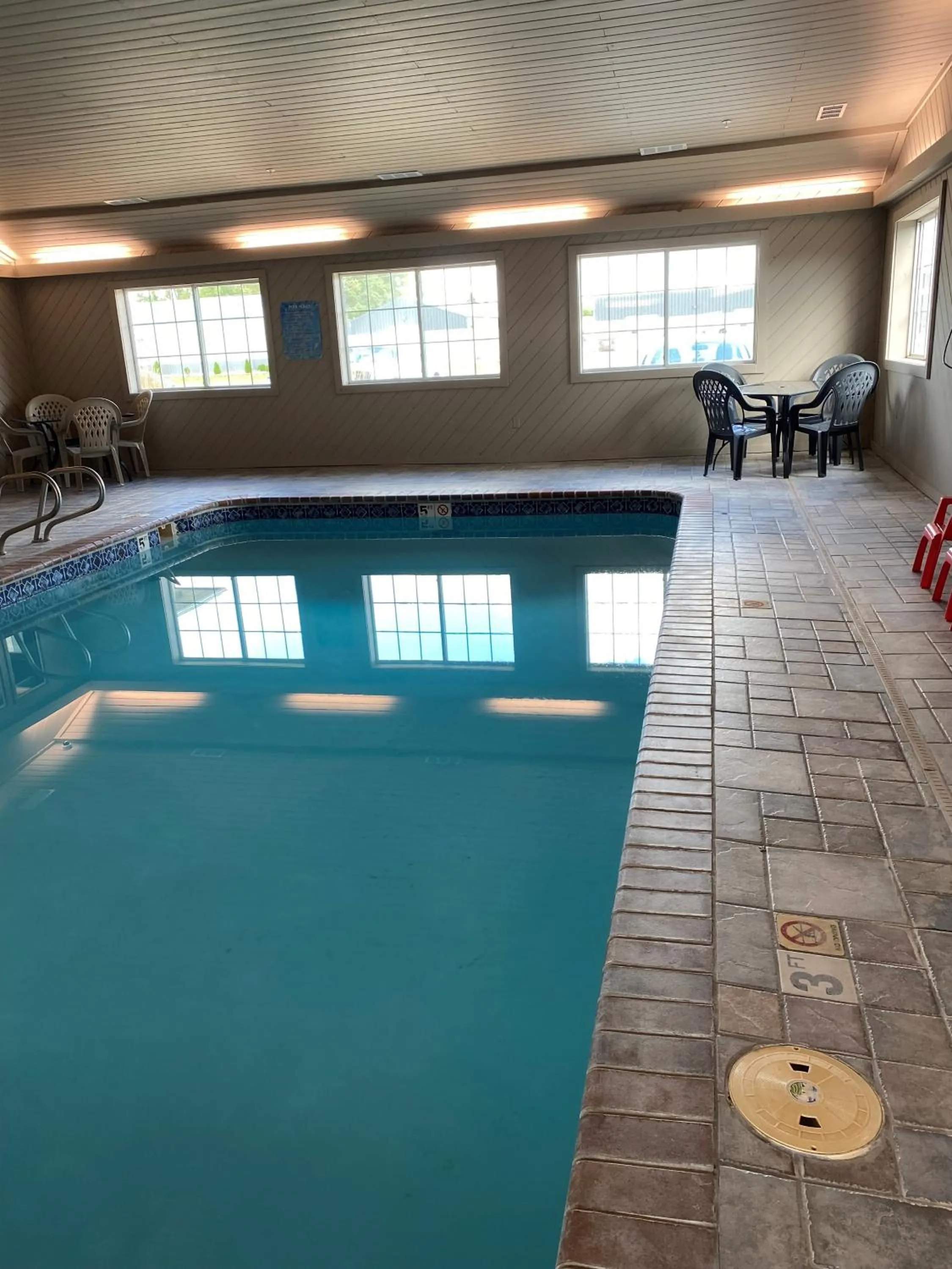 Swimming pool in Super 8 by Wyndham Carroll/East