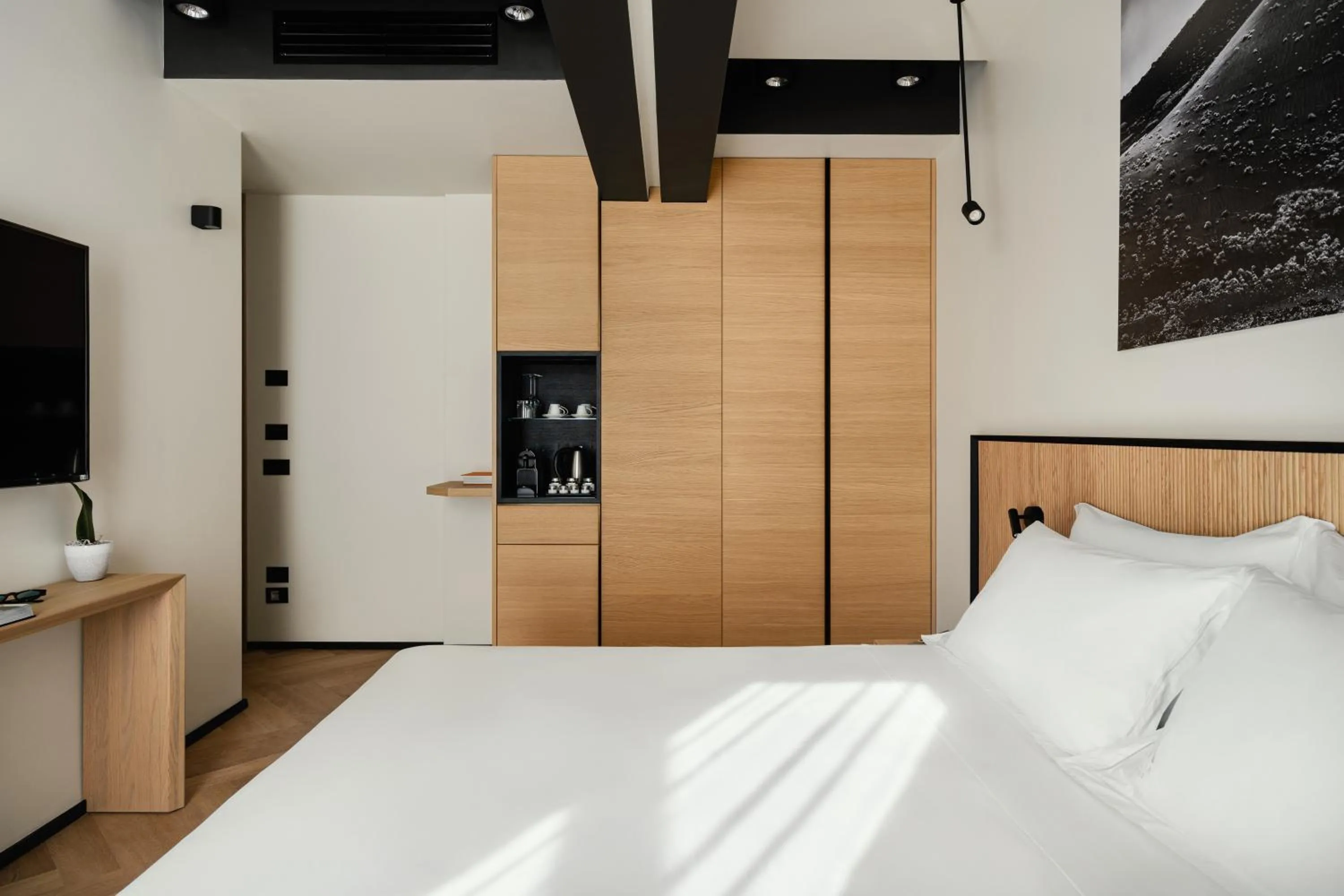 Photo of the whole room, Bed in View Place & Spa