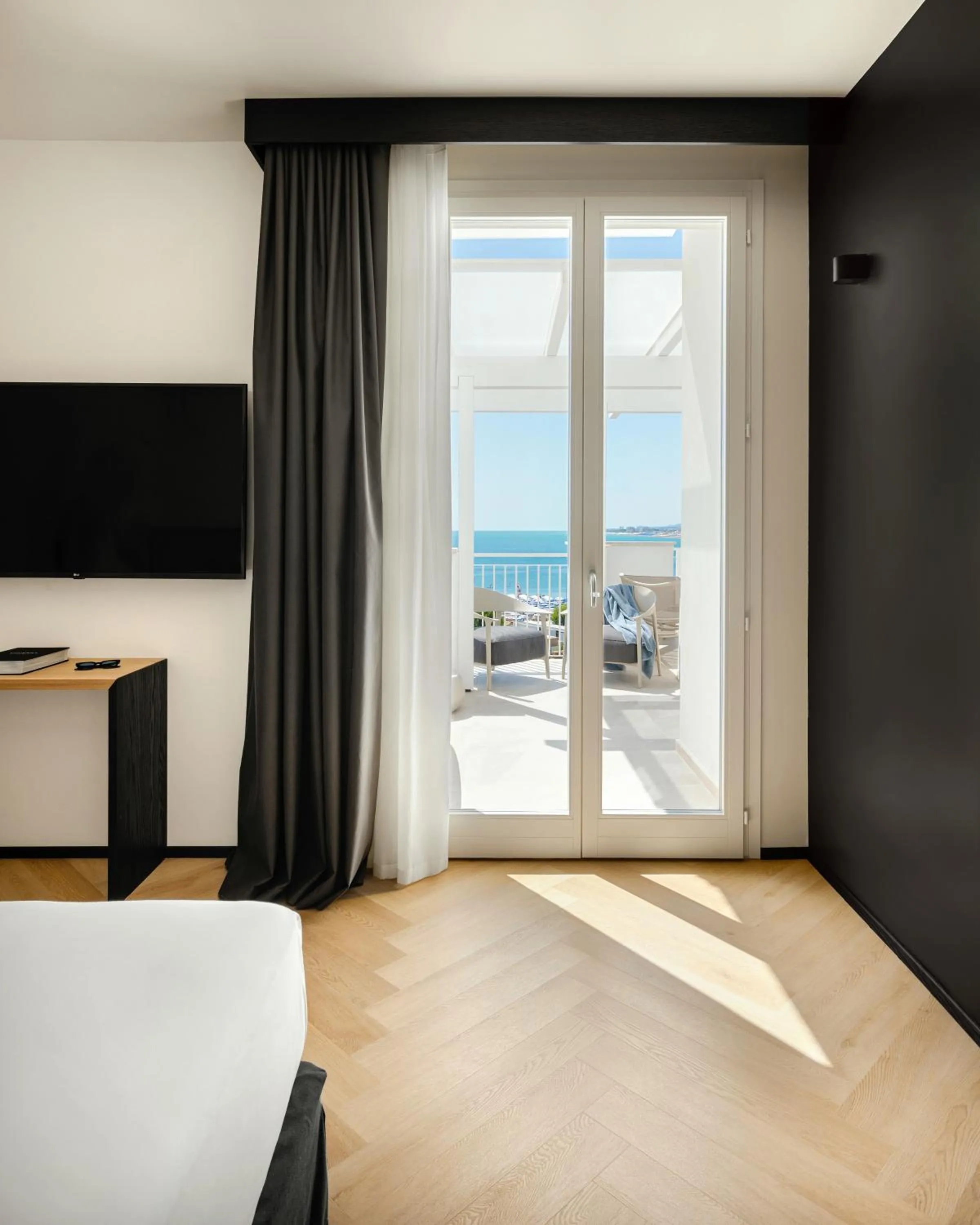 Photo of the whole room, Bed in View Place & Spa