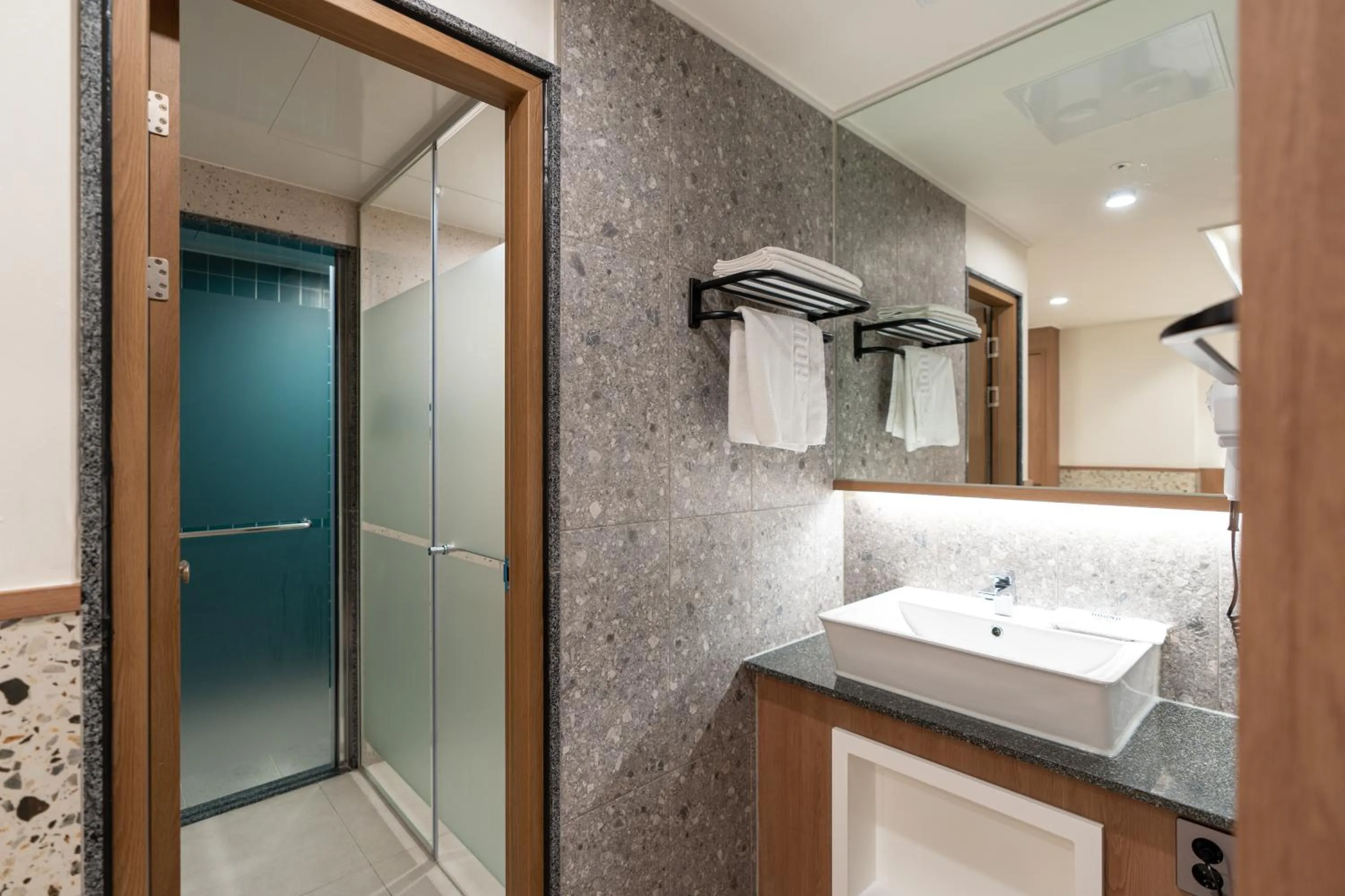 Shower in Jecheon Hound Hotel