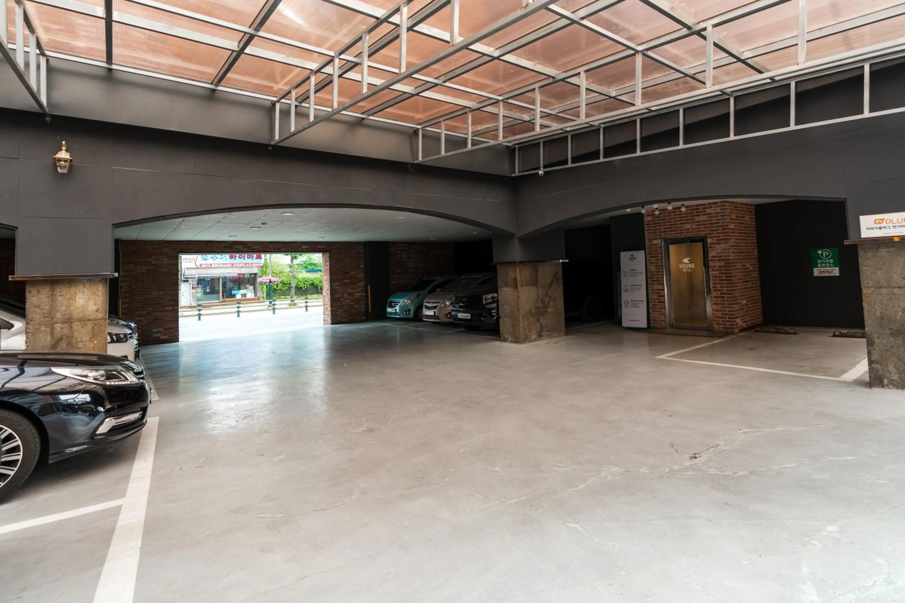 Parking in Jecheon Hound Hotel