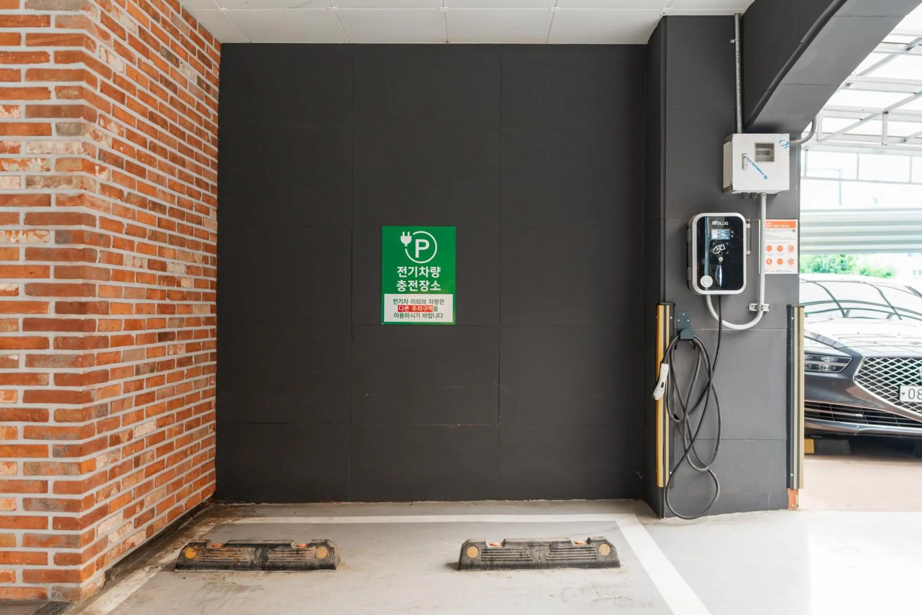 Parking in Jecheon Hound Hotel