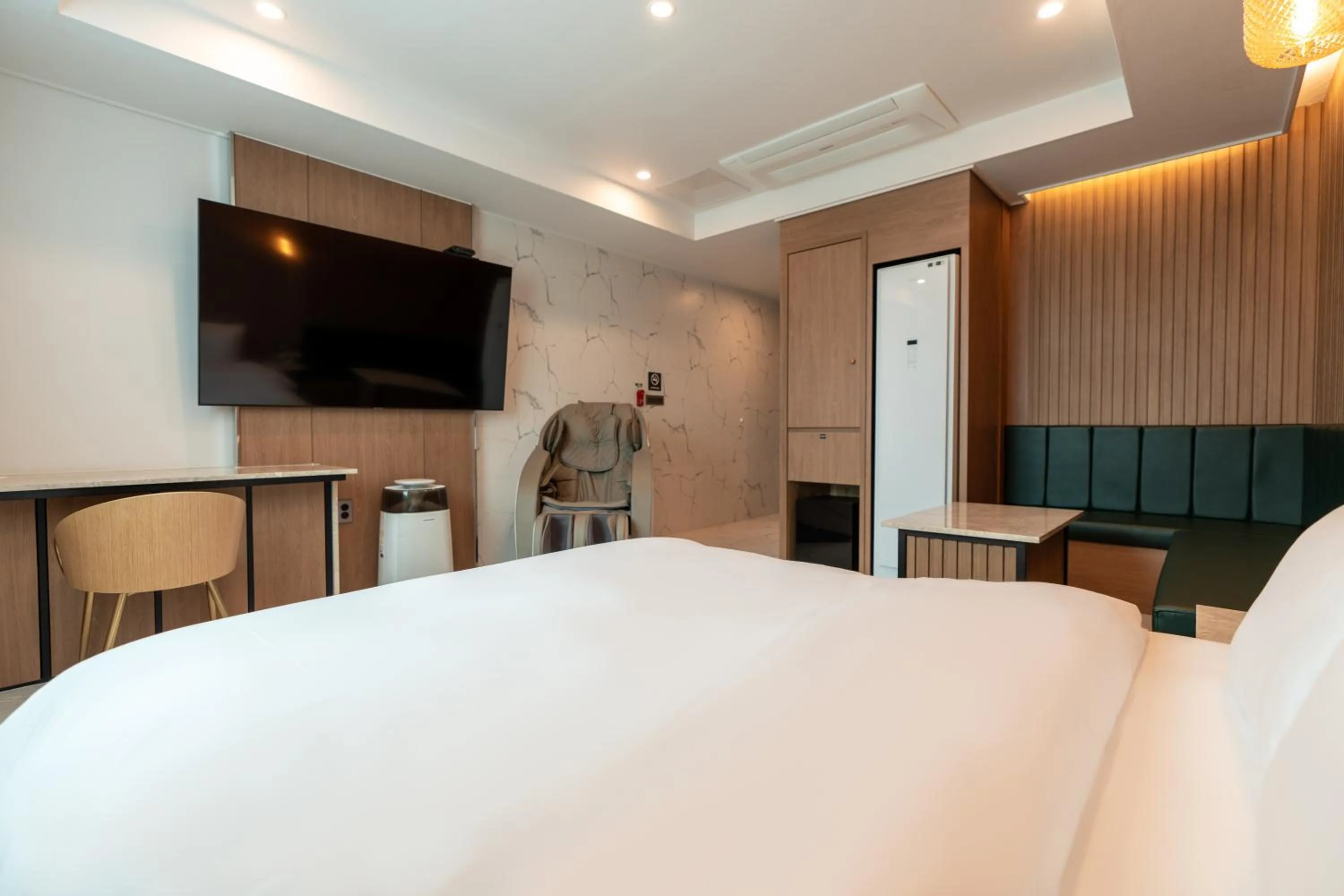 Seating area, Bed in Jecheon Hound Hotel