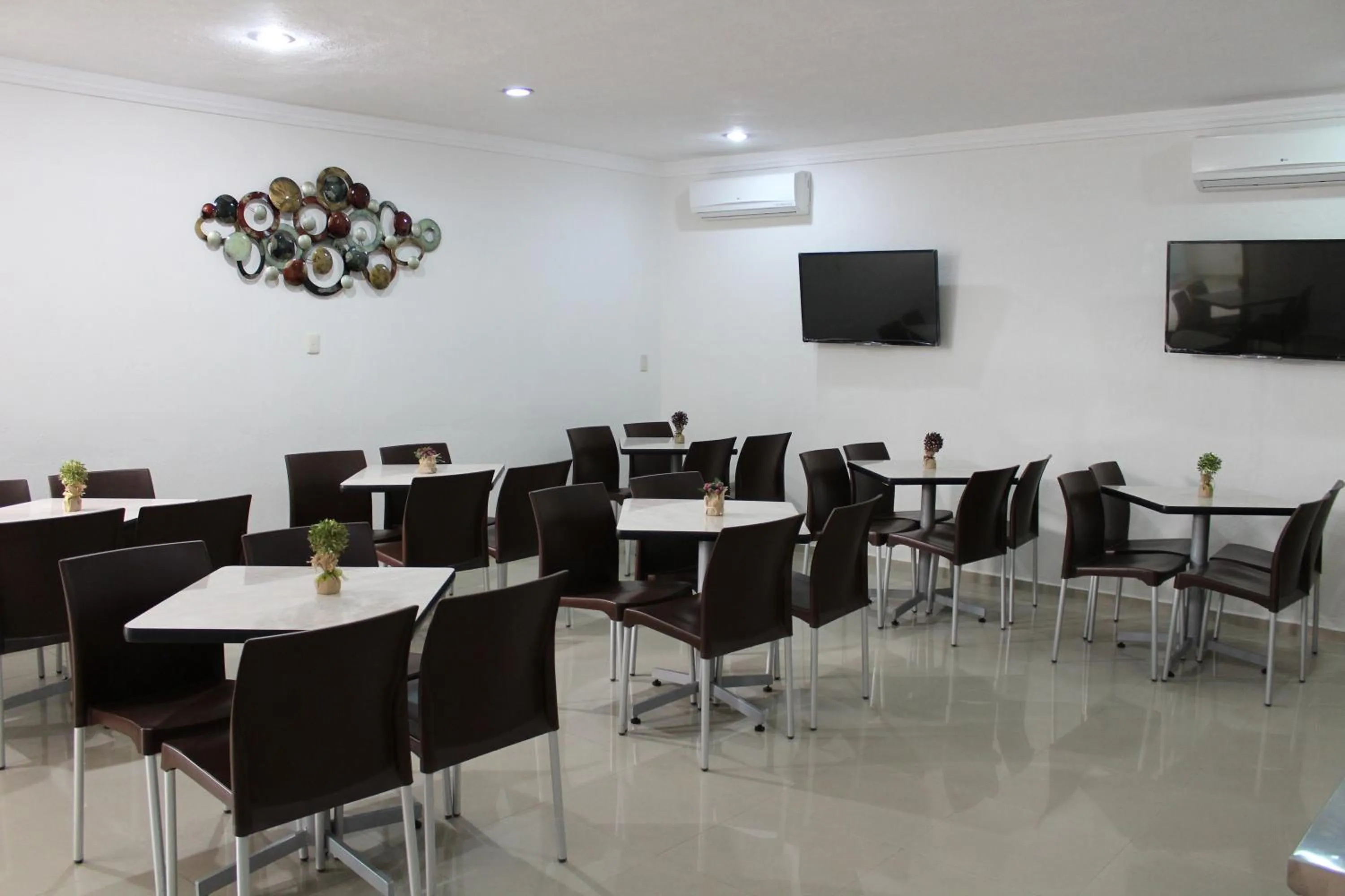 Restaurant/places to eat in Hotel Malecón