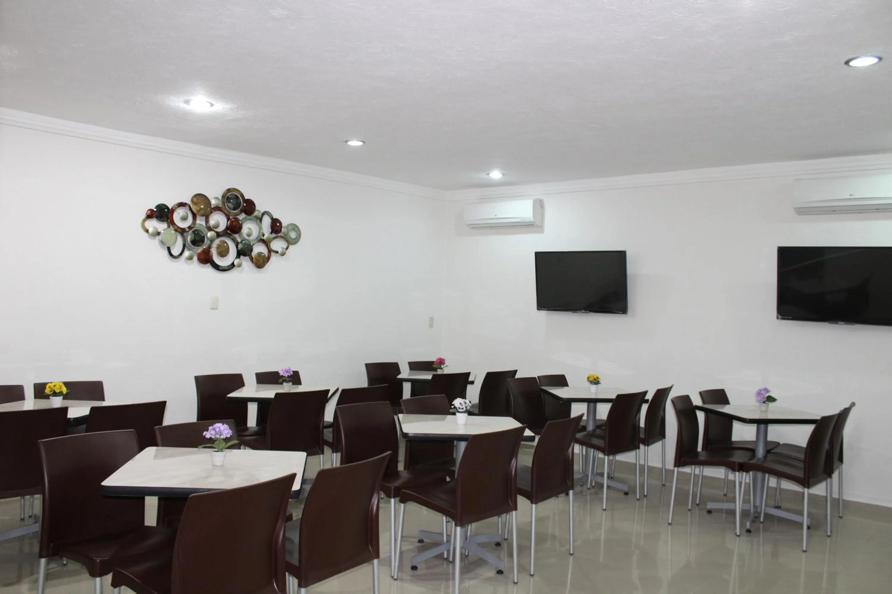 Restaurant/places to eat in Hotel Malecón