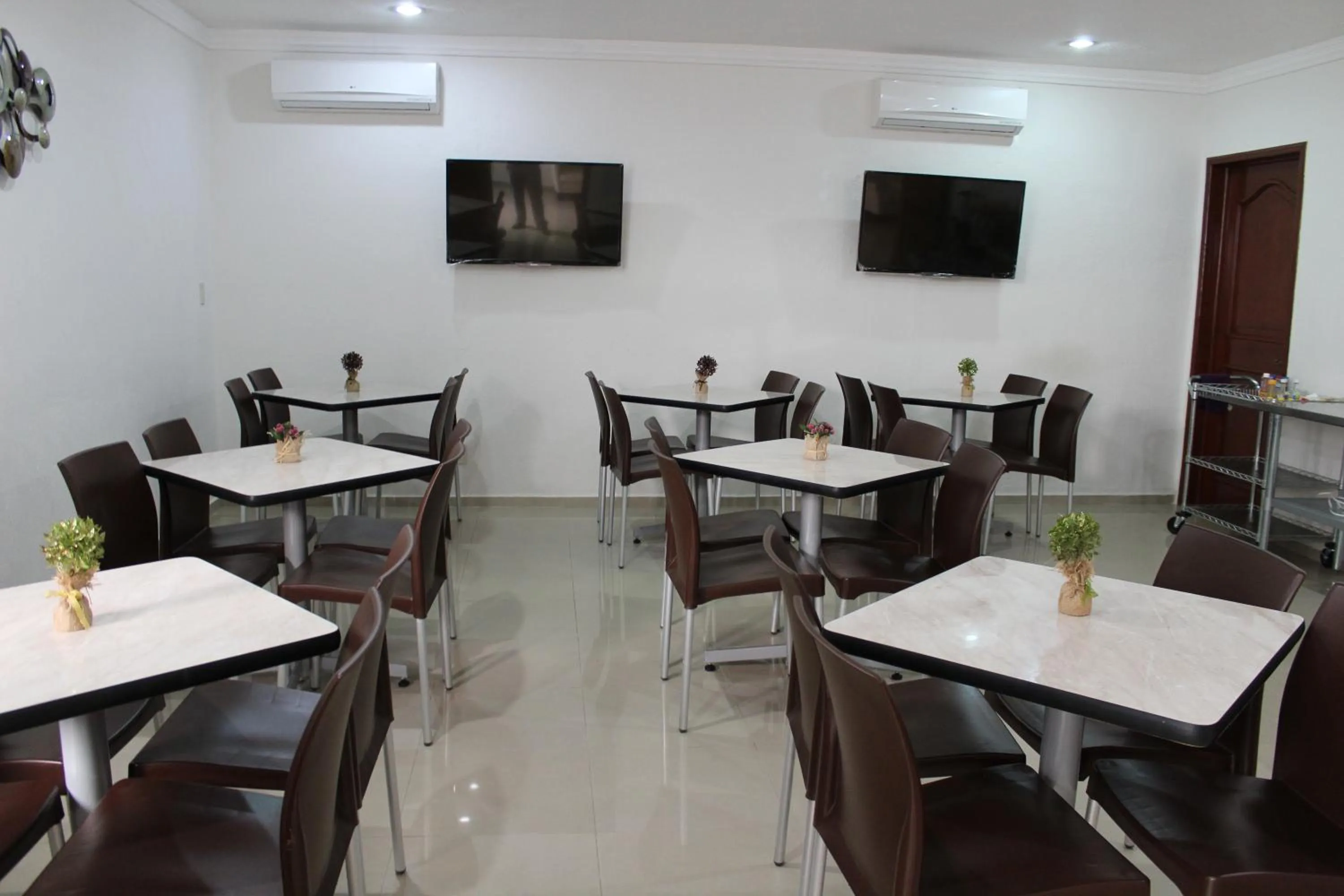 Restaurant/places to eat in Hotel Malecón