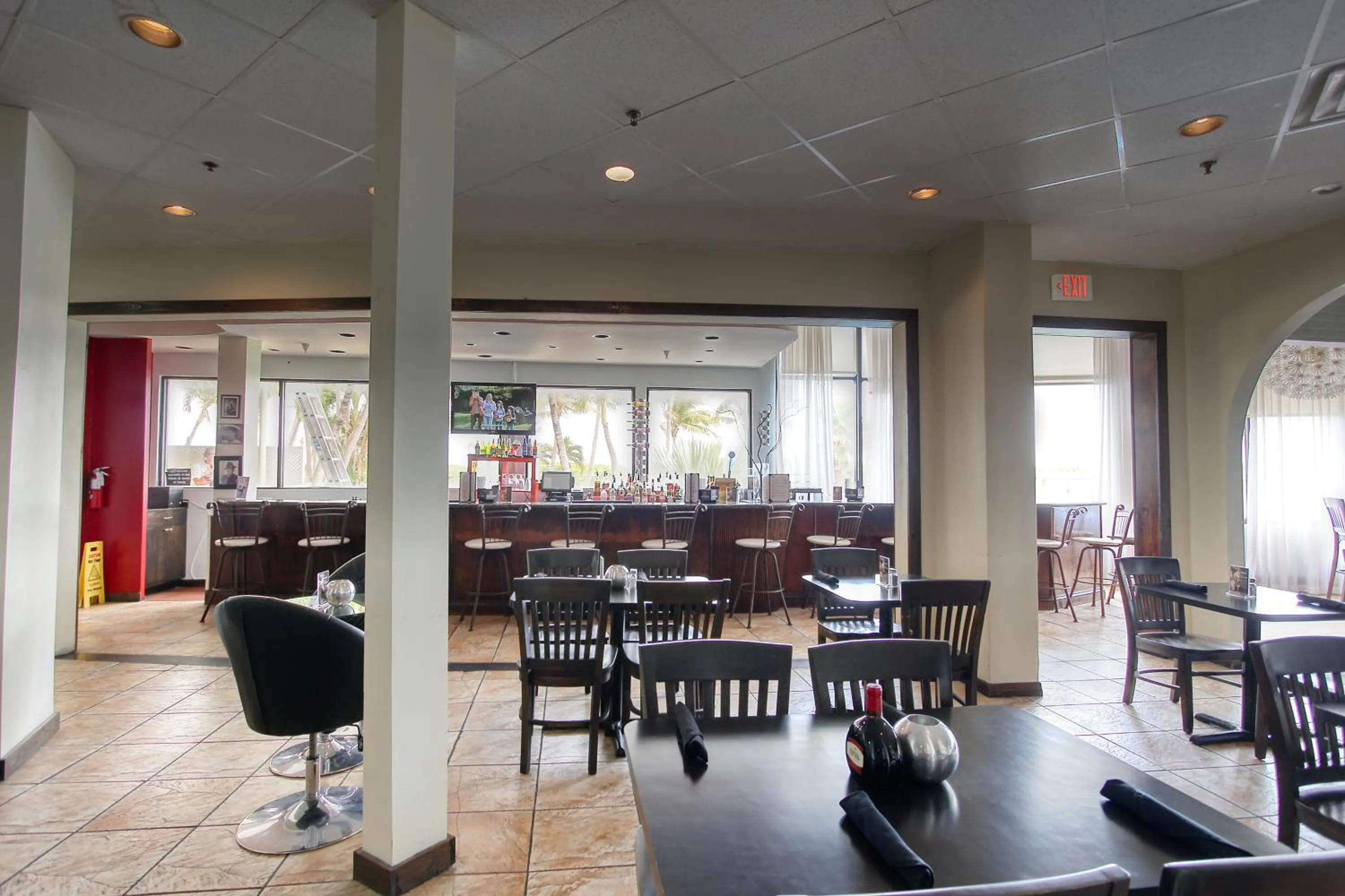 Restaurant/places to eat in Deluxe Studios and Apartments at the Casablanca