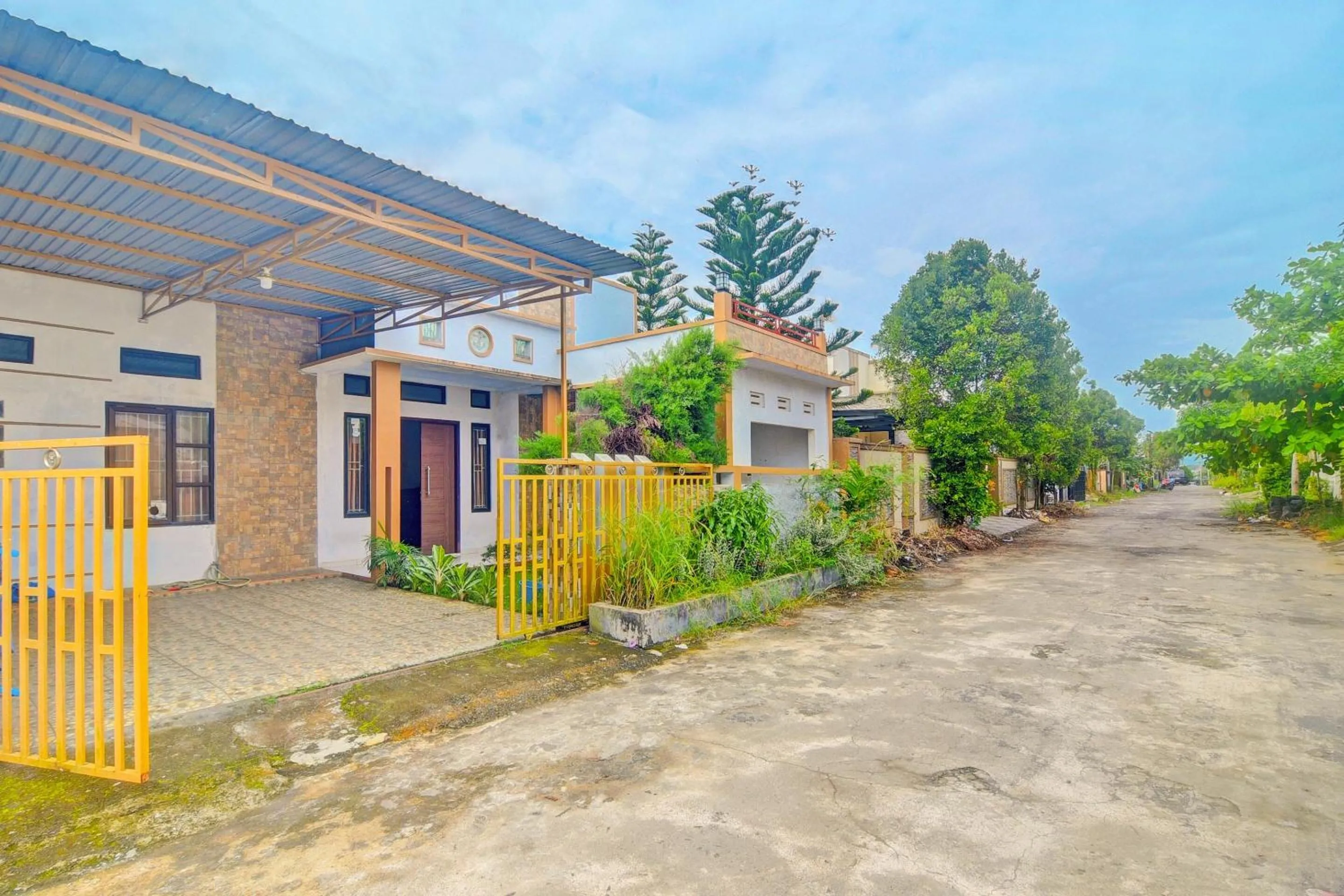 Facade/entrance in Hotel O Miracle Kost